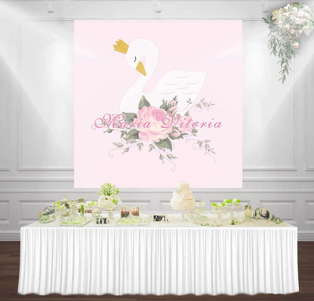 En pink svane kage med en hvid kage og blomster