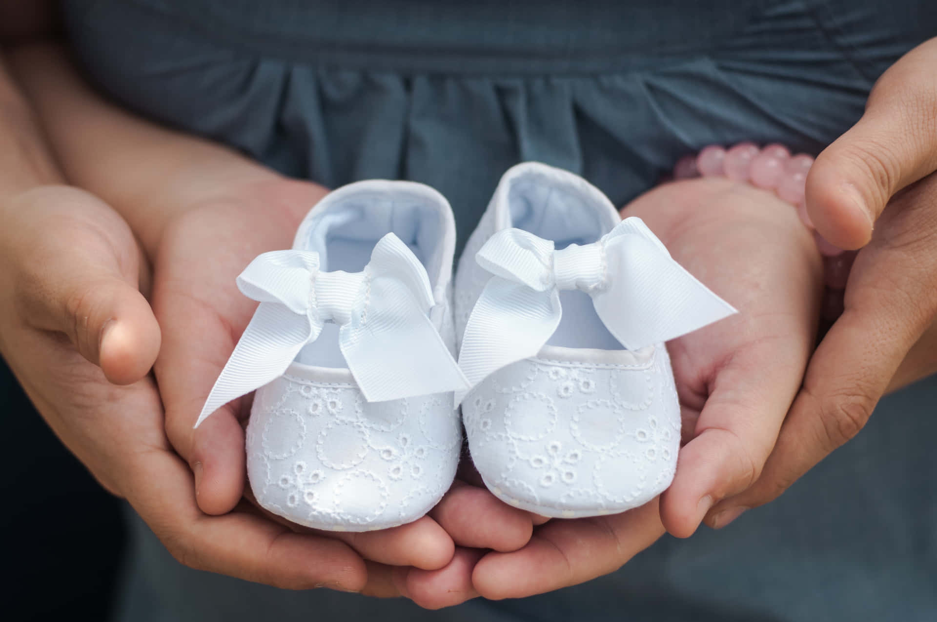 Babyshower søde hvide sko billede til skrivebordsbaggrund.