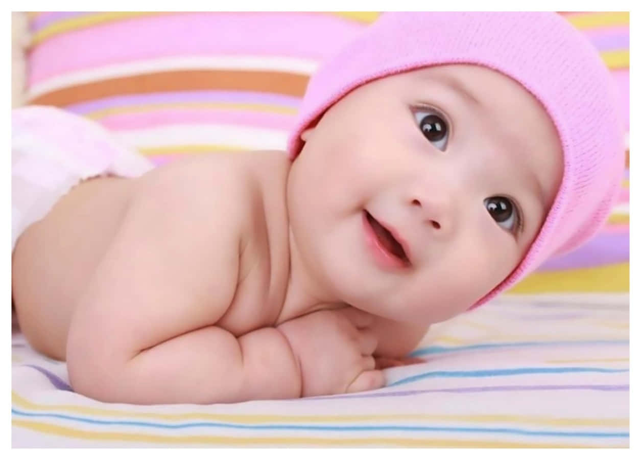 Immaginedi Un Dolce Sorriso Di Un Neonato Con Un Cappellino Rosa.