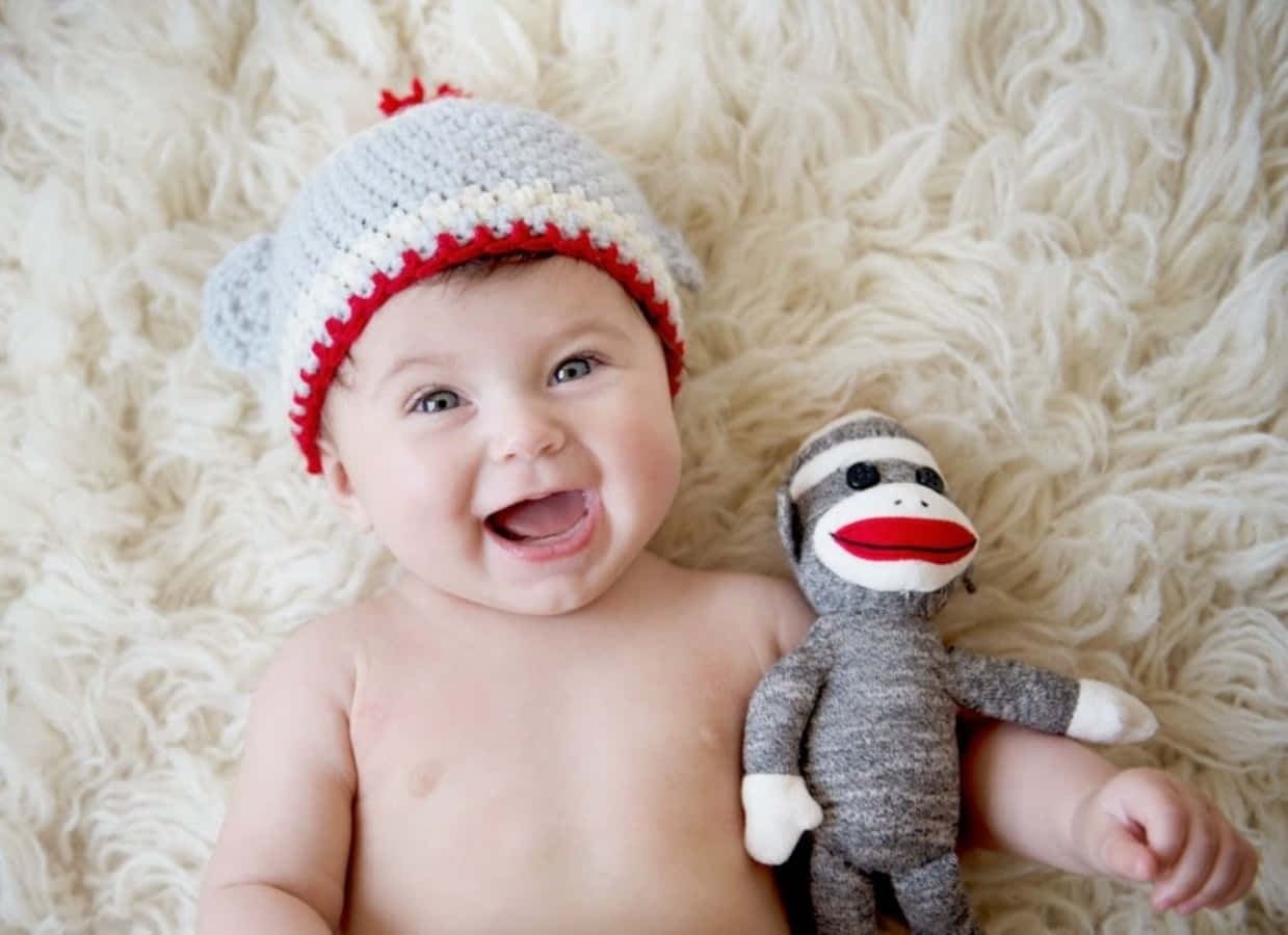 Imagende Un Bebé Sonriendo Con Su Juguete