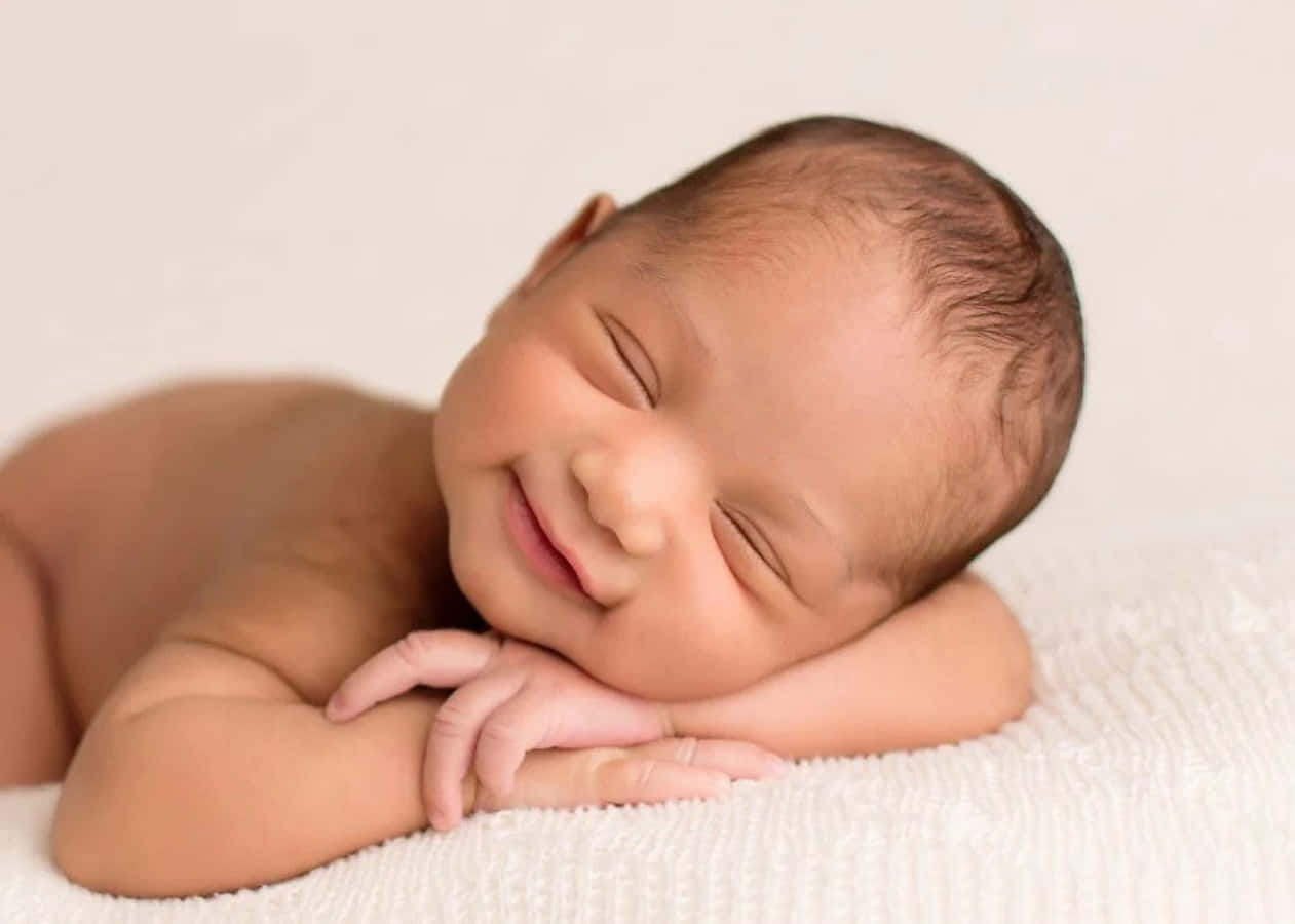 Immagineravvicinata Di Un Bebè Che Dorme Con Un Sorriso.