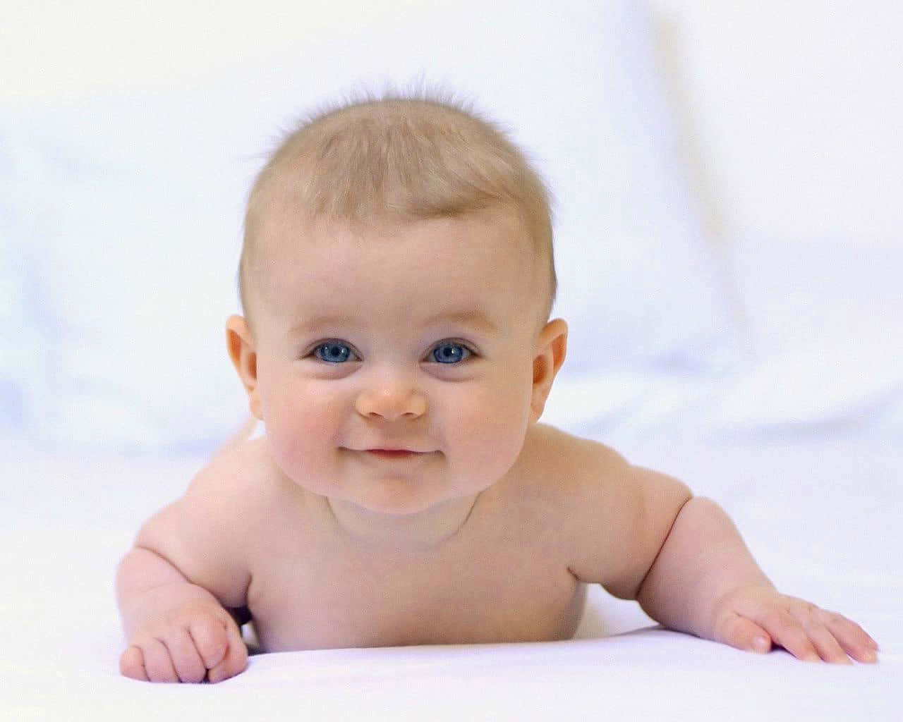 Imagende Un Bebé De Ojos Azules Sonriendo