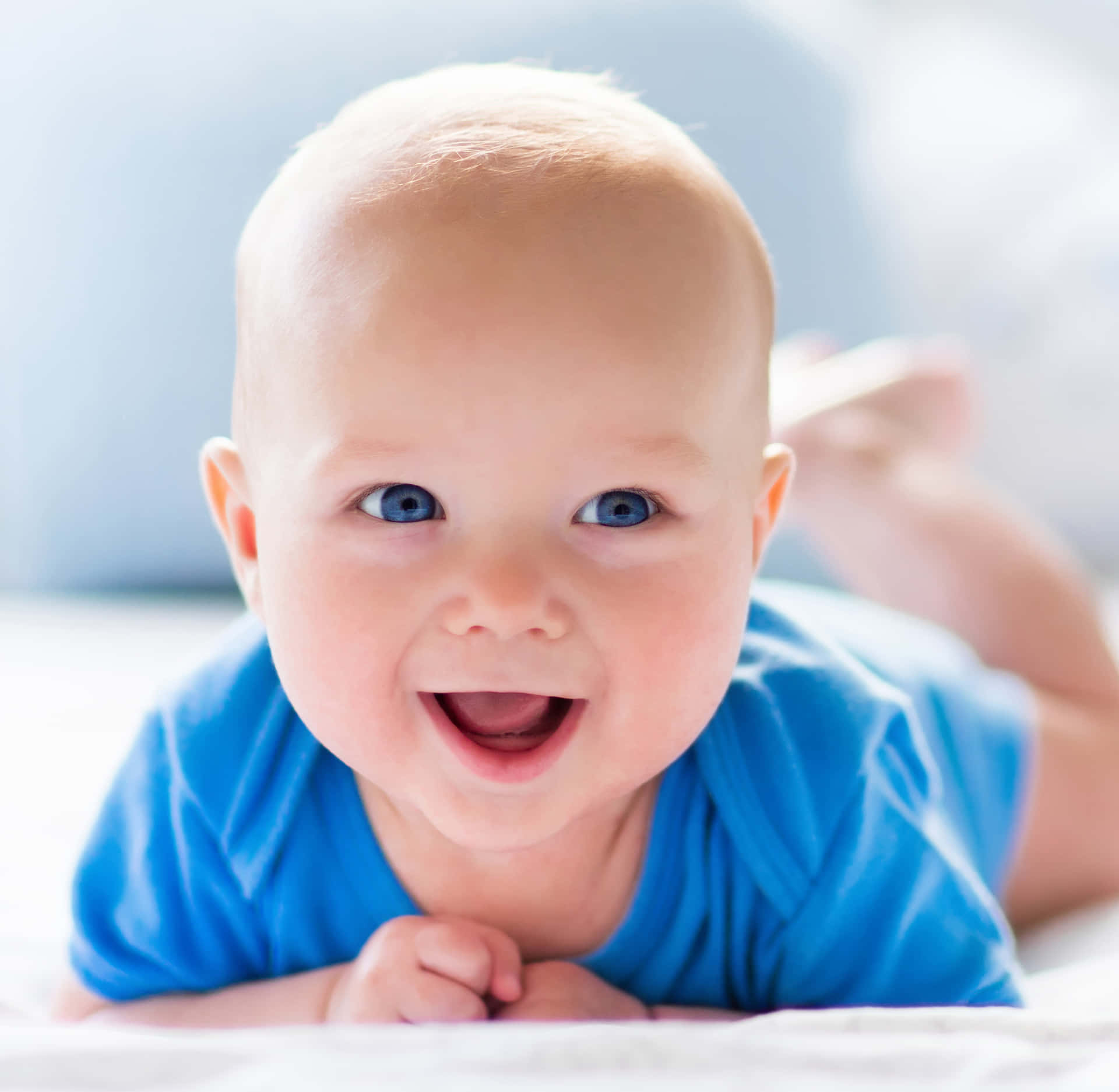 Imagende Un Bebé Niño Sonriente En Azul
