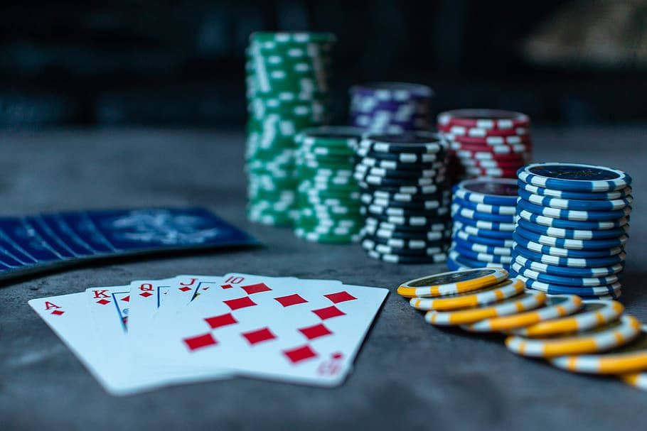Juegode Baccarat Con Cartas Y Fichas De Póker Coloridas Fondo de pantalla