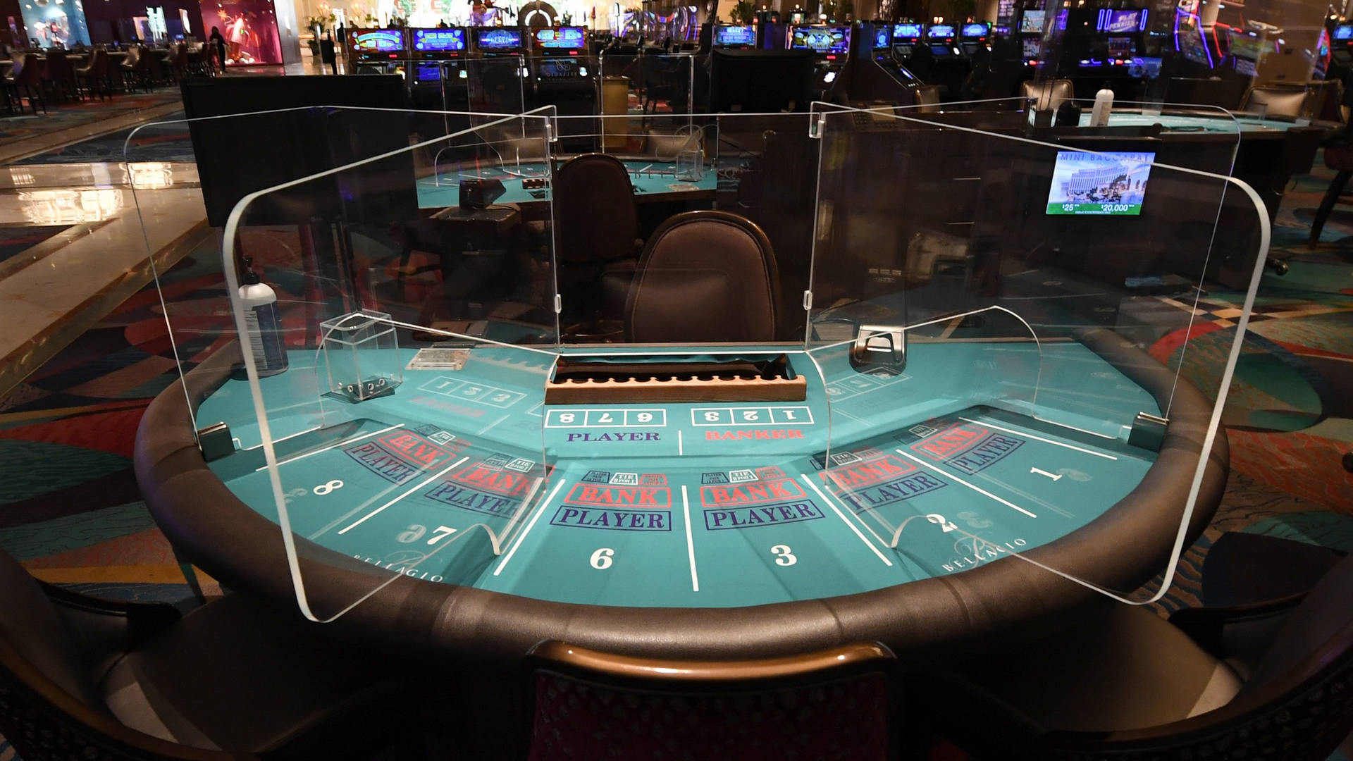 Mesade Baccarat Con Separadores De Plexiglás En El Casino Las Vegas. Fondo de pantalla