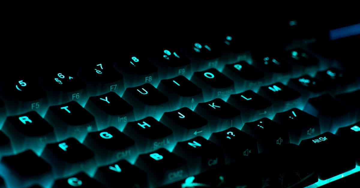 Keyboard Gaming Dengan Pencahayaan Latar Belakang Malam Wallpaper