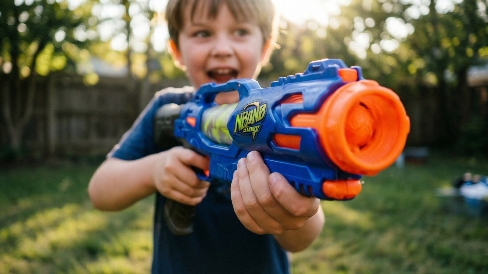 Photo d'action d'un enfant tenant un blaster Nerf Mega à la lumière du soleil.