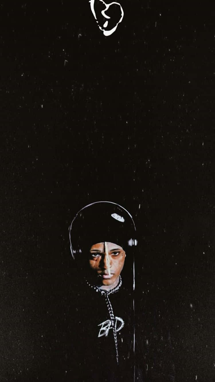 En sort og hvid billed af en mand i hjelm. Wallpaper