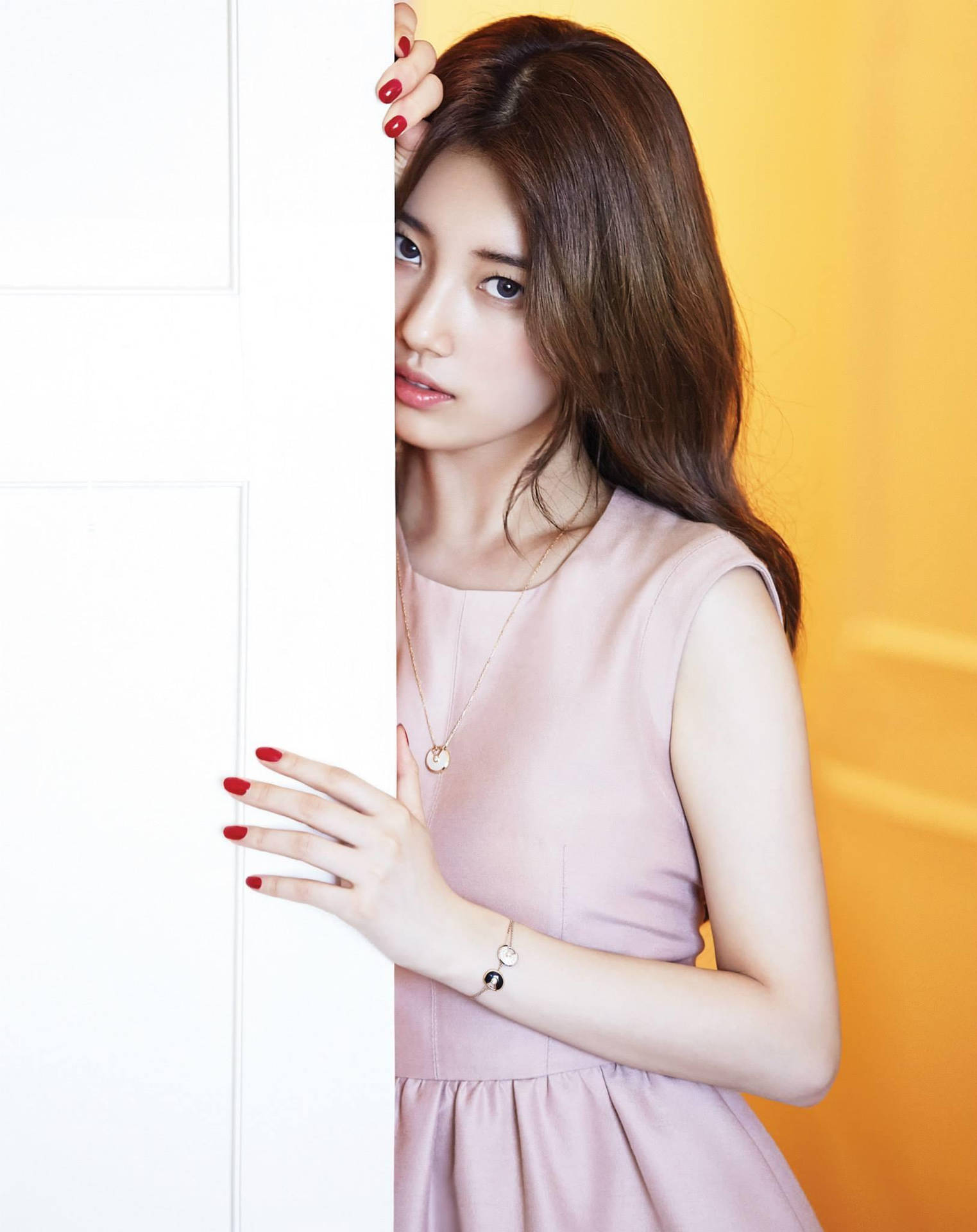 Bae Suzy i pink kjole Wallpaper