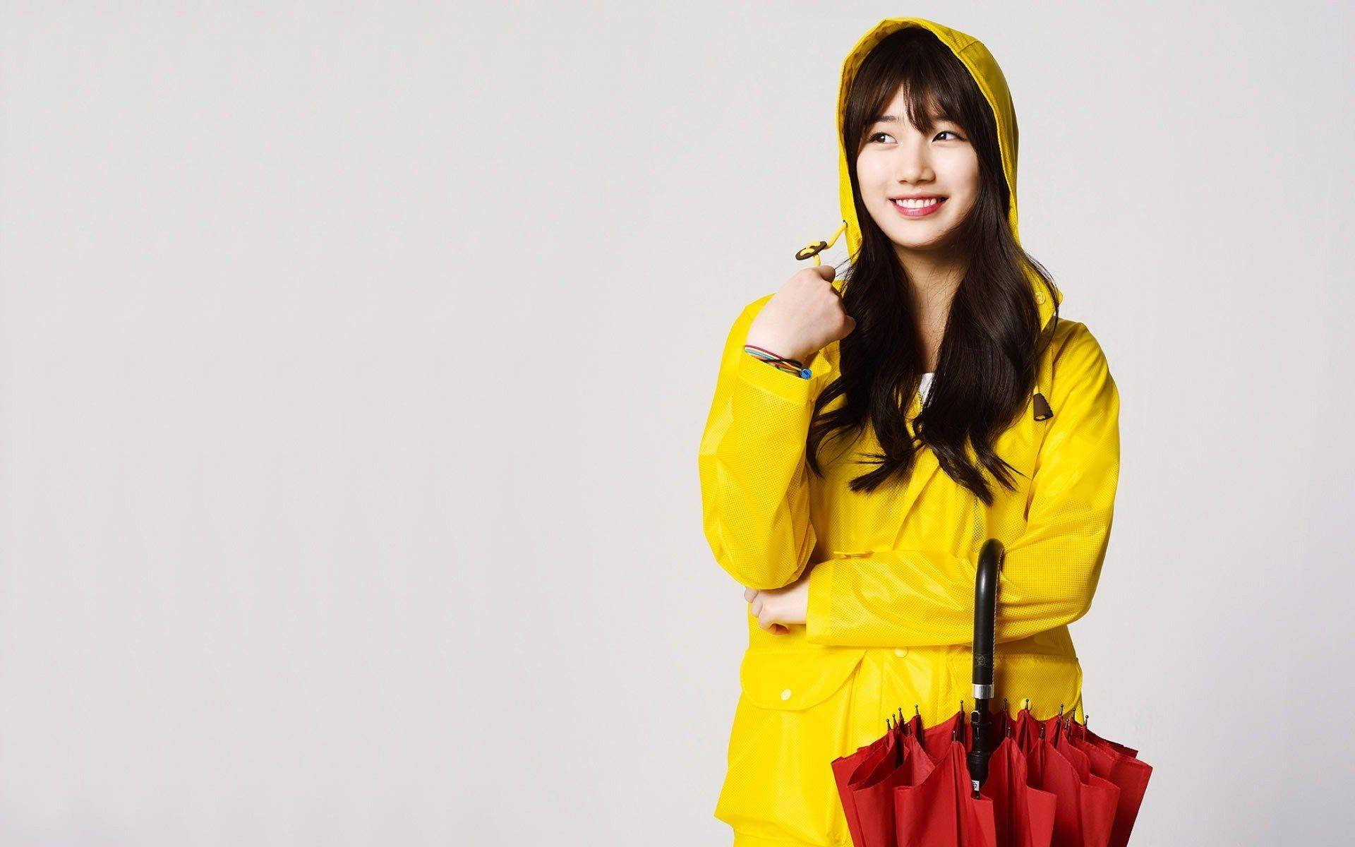 Bae Suzy i gul regnfrakke Wallpaper