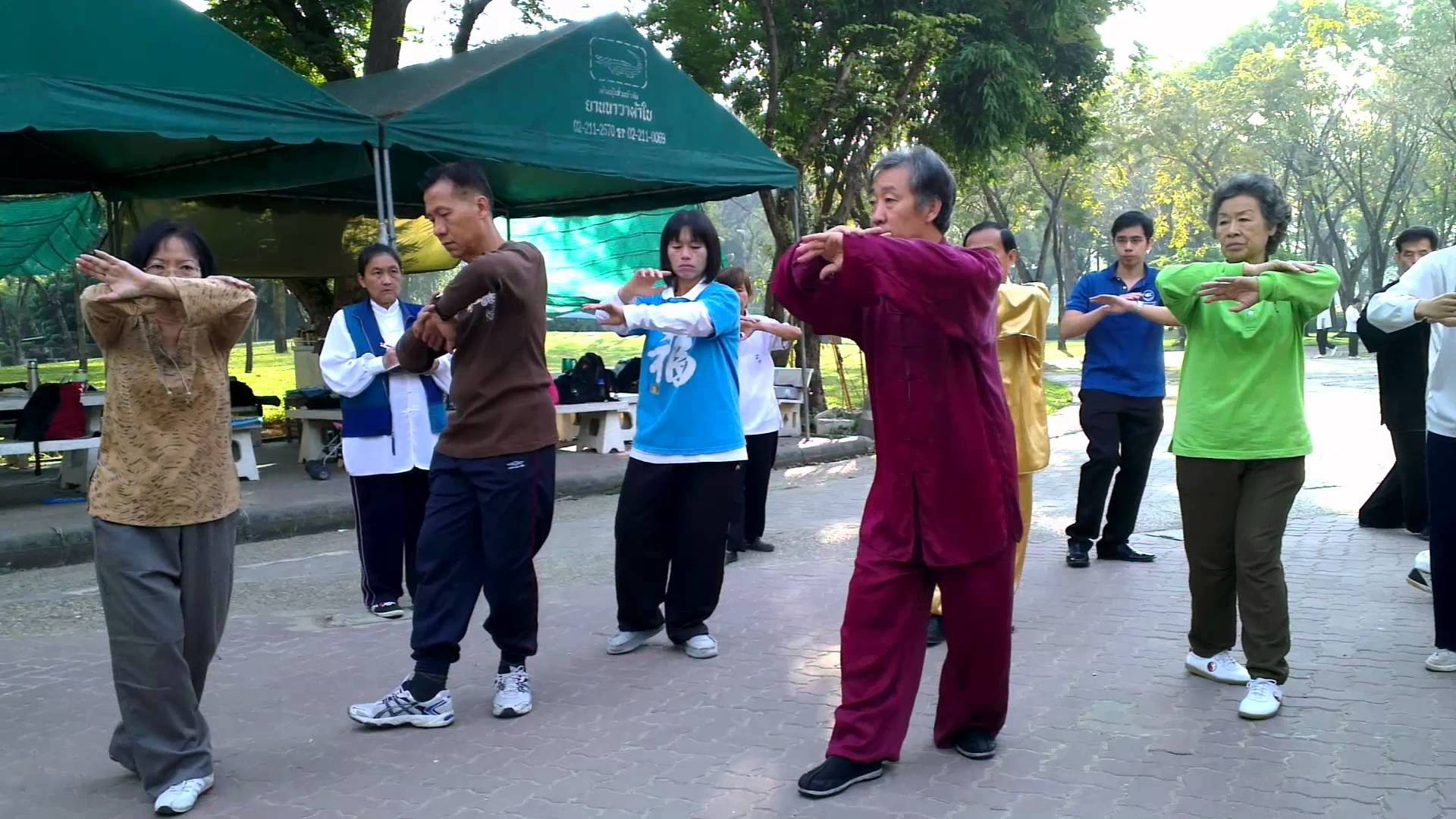 Dedicated Bagua Practitioners Training Together Wallpaper