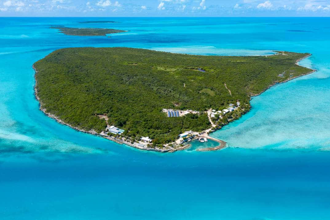 Paisajetranquilo Y Vibrante De La Puesta De Sol En La Isla De Bahamas Fondo de pantalla