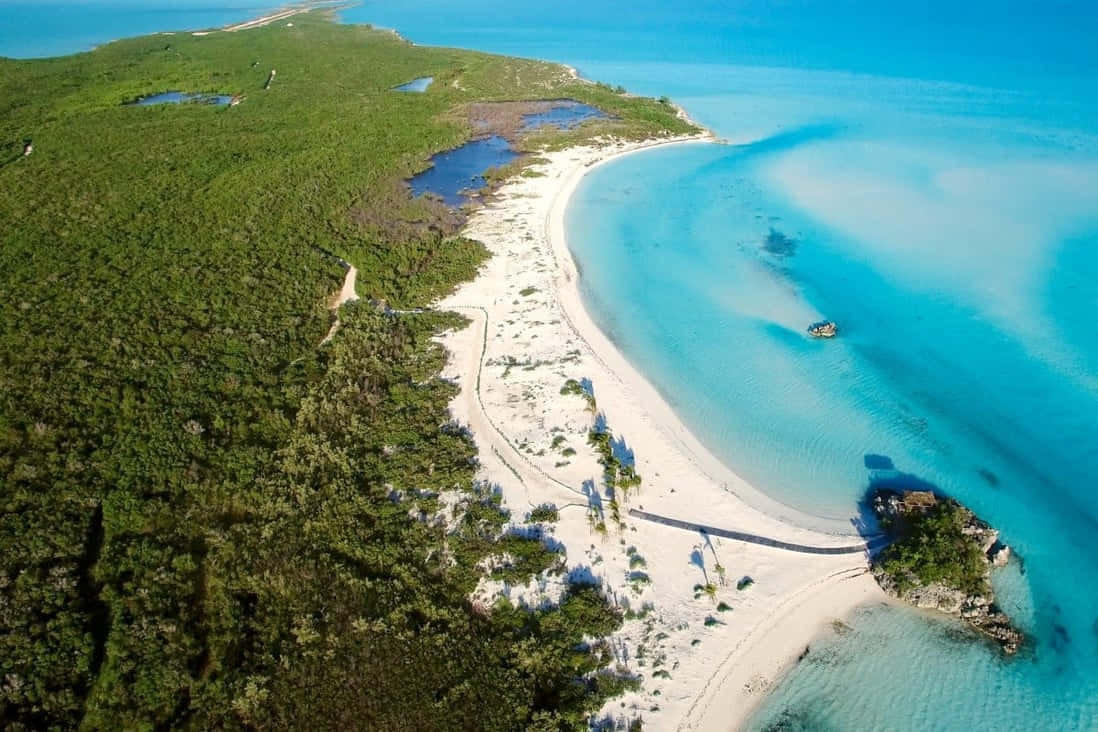 Unavista Impresionante De Las Aguas Cristalinas Y Las Arenas Blancas E Inmaculadas En La Isla Bahamas. Fondo de pantalla
