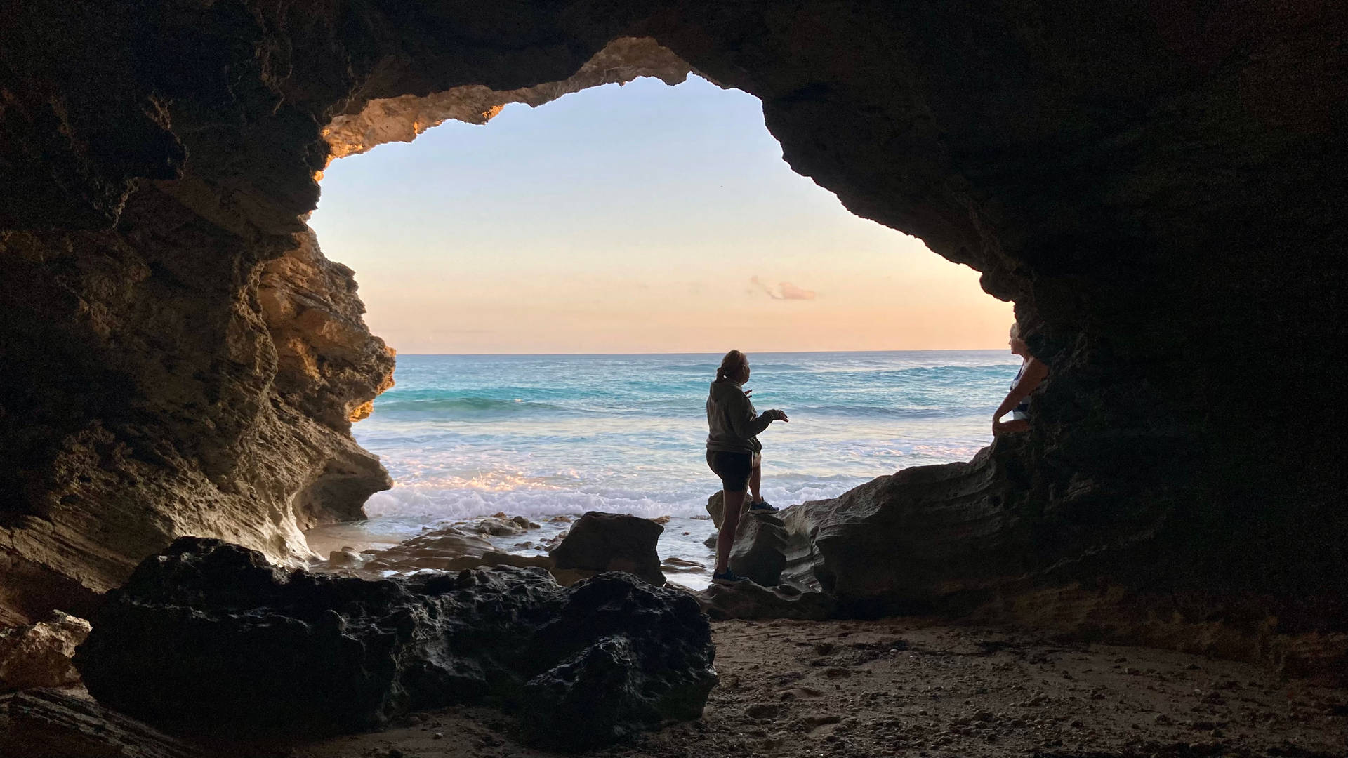 Hombrede Las Bahamas En Una Cueva Fondo de pantalla