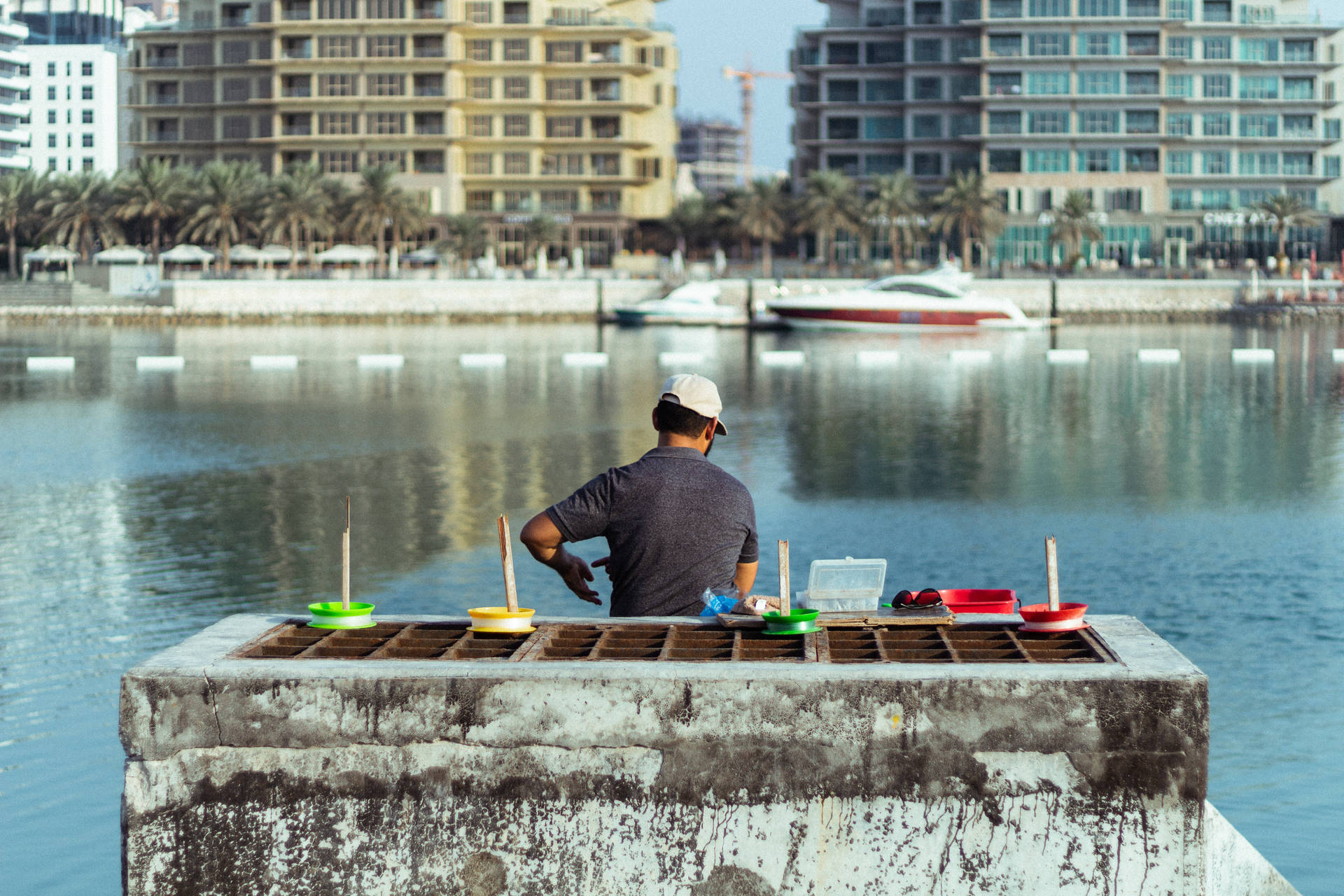 Hombrede Bahréin En El Embarcadero De Madera Fondo de pantalla