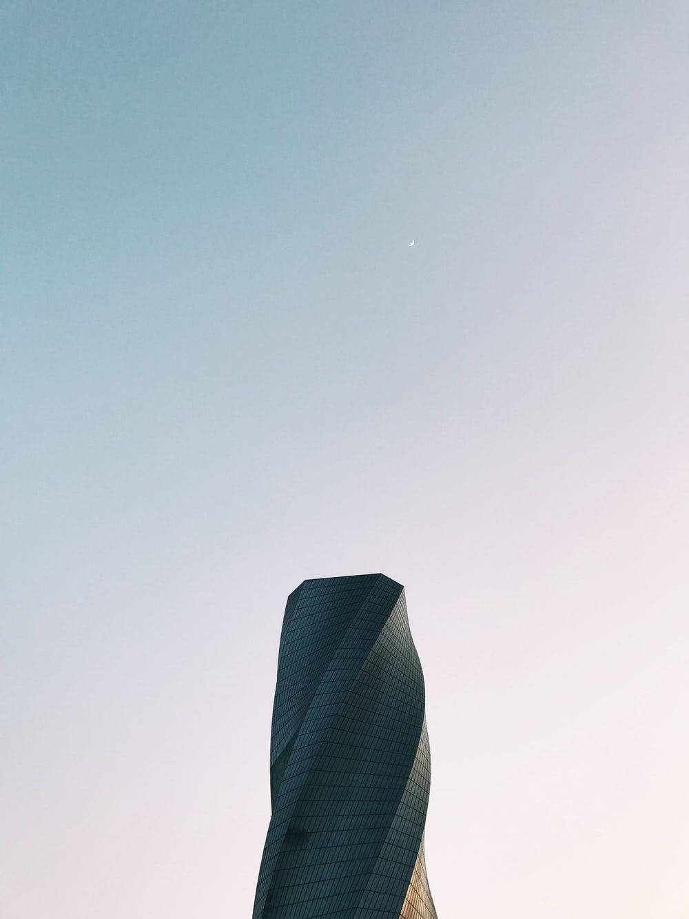 Bahrain United Tower optræder mod en eventyragtig himmel. Wallpaper