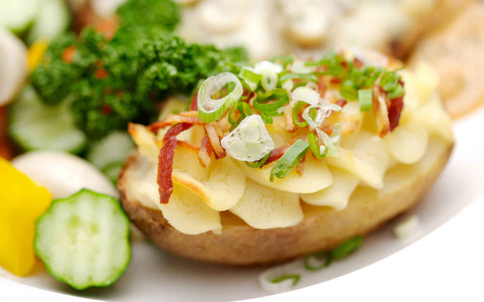 Bagt kartoffelret med endiv grøntsager Wallpaper