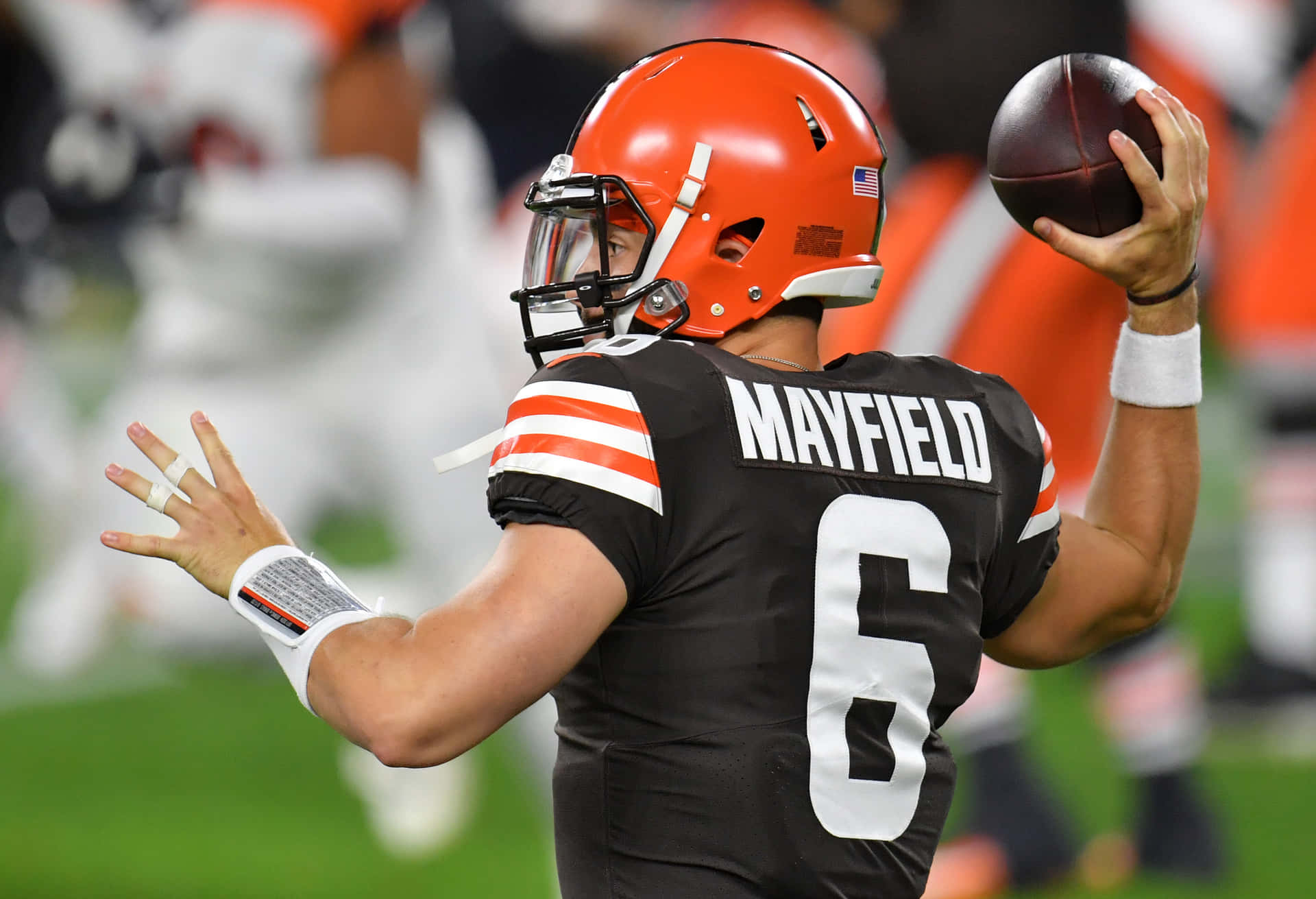 Cleveland Browns quarterback Baker Mayfield kaster et pass under første kvartal af en almindelig sæson NFL-spil mod Washington Redskins. Wallpaper