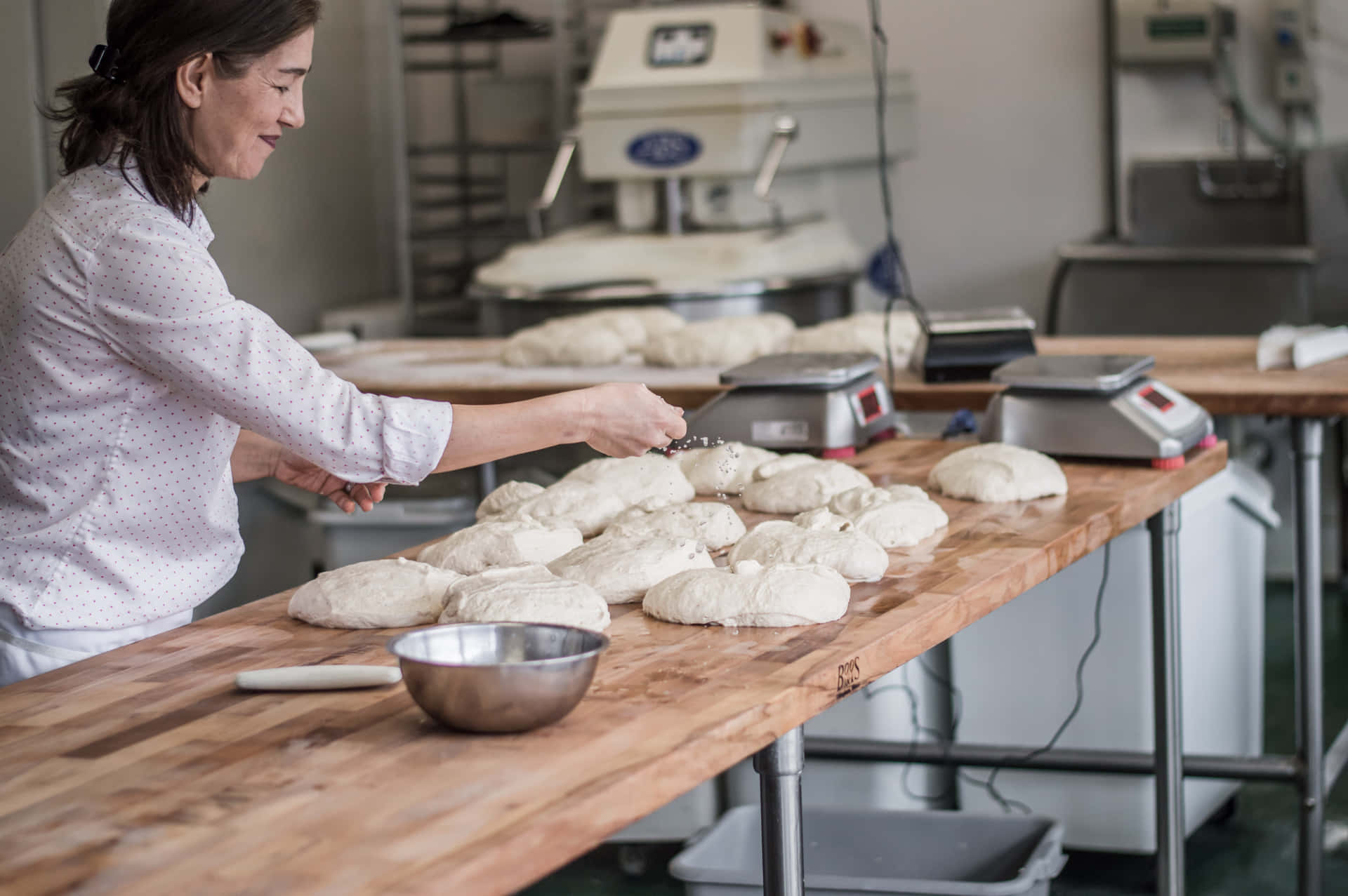 Einefrau Bereitet Brot In Einer Bäckerei Zu.