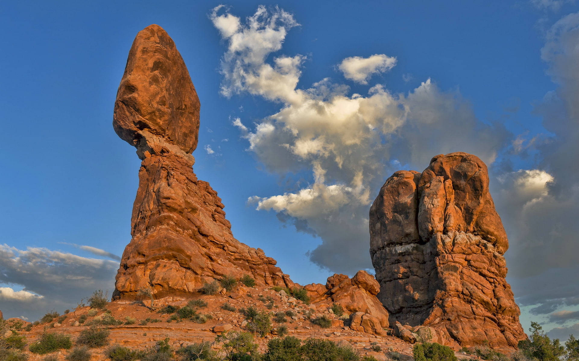 Balancing Rock At Arches National Park Wallpaper