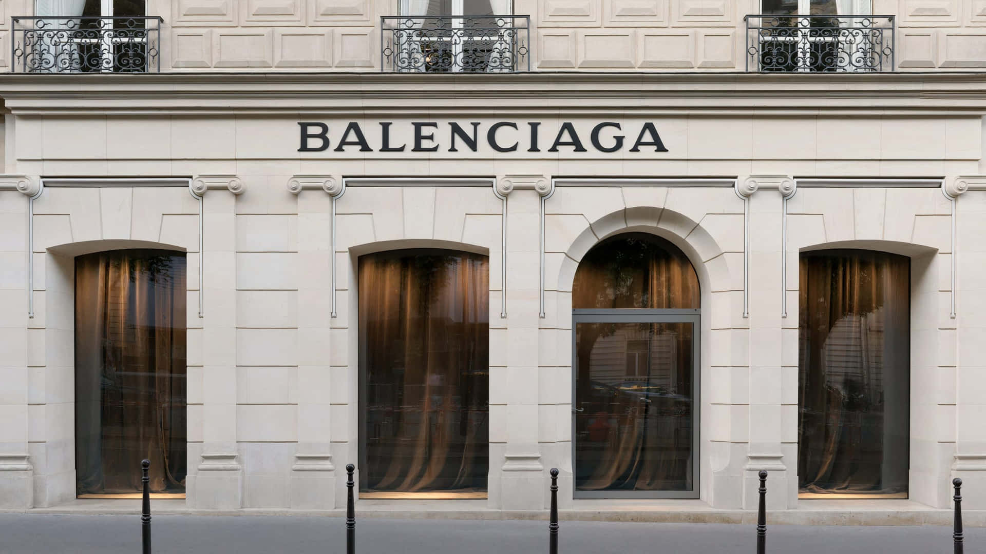 Erlebensie Den Luxus Des Lebens Mit Balenciaga