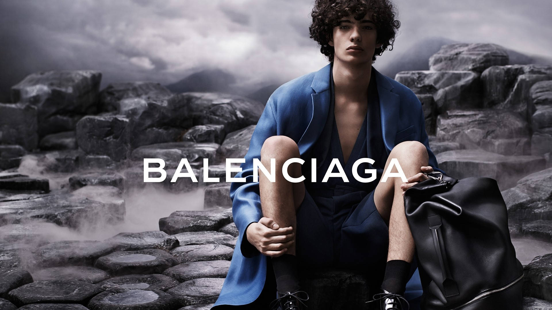 Balenciaga model i jakkesæt Wallpaper