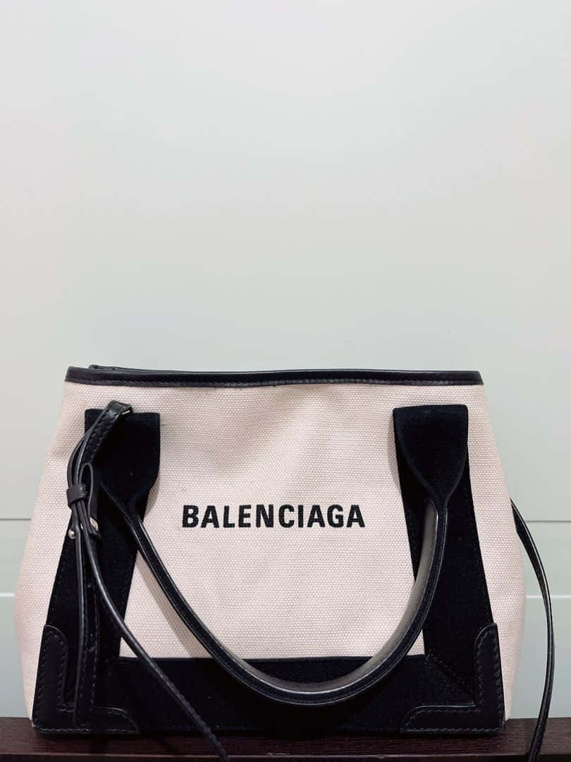 Denseneste Trend Inden For Streetwear: Balenciaga.