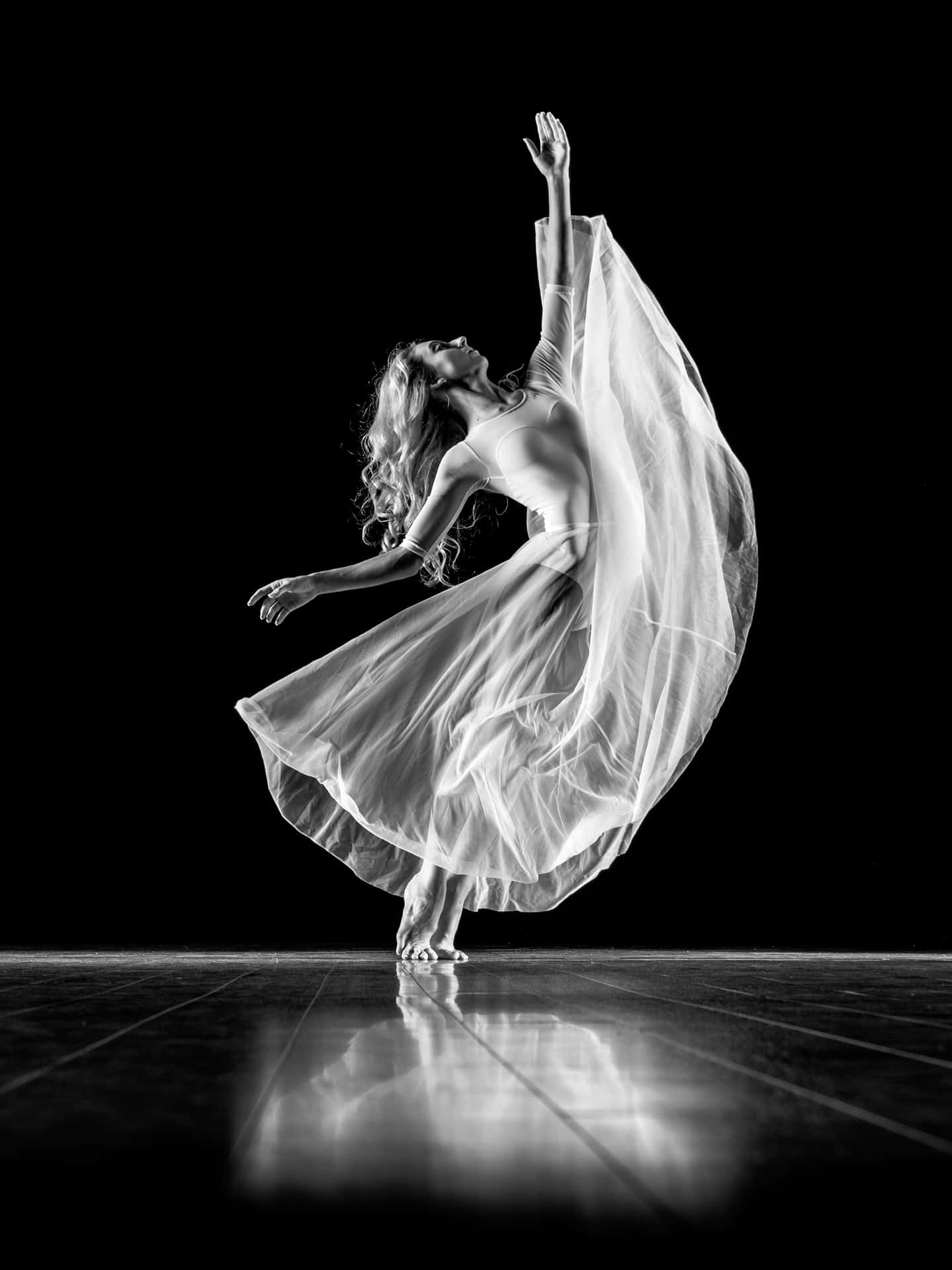 Fotografíade Una Bailarina Con Vestido A Cuadros En Blanco Y Negro. Fondo de pantalla