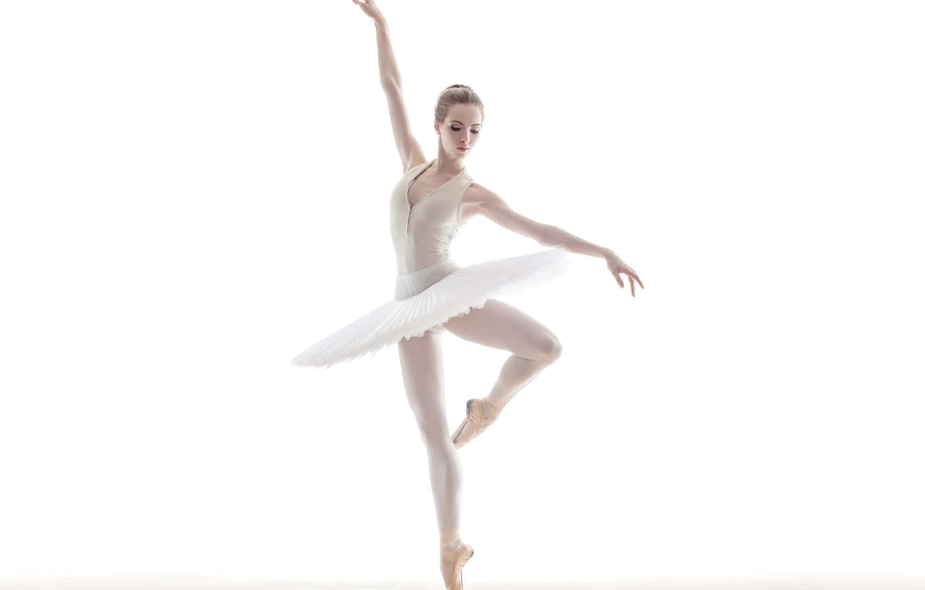 Fotografiadi Ballerina Che Esegue Un Plié Con Un Tutù Bianco. Sfondo
