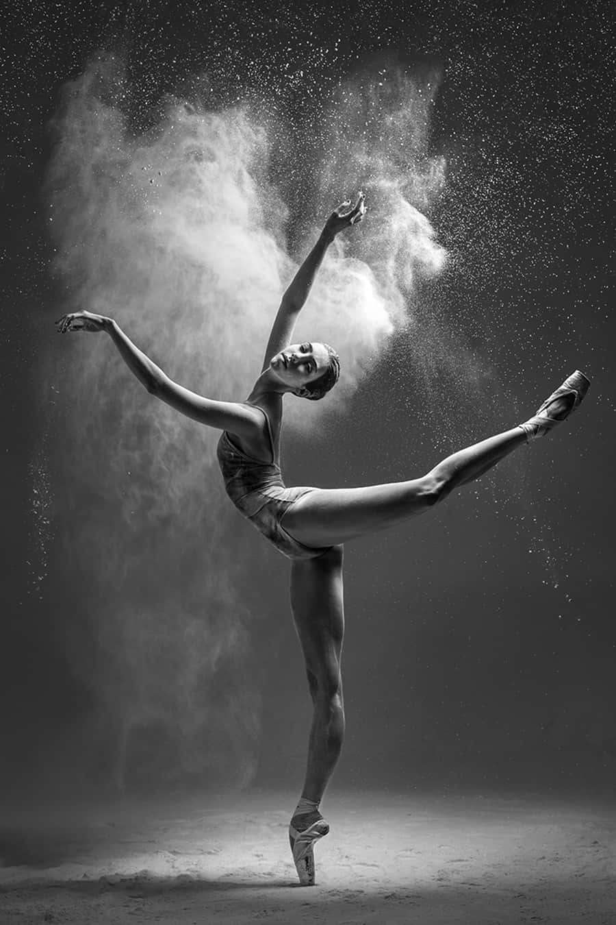 Fotografíaen Blanco Y Negro De Una Bailarina Realizando Una Arabesque. Fondo de pantalla