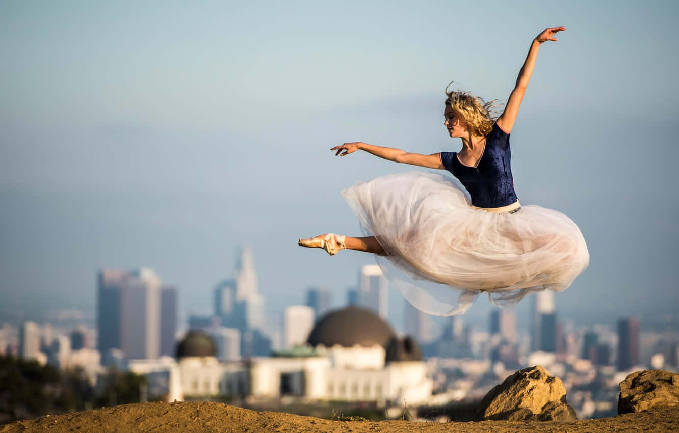 Dançarinade Balé Saltando Na Cidade Fotografia Papel de Parede