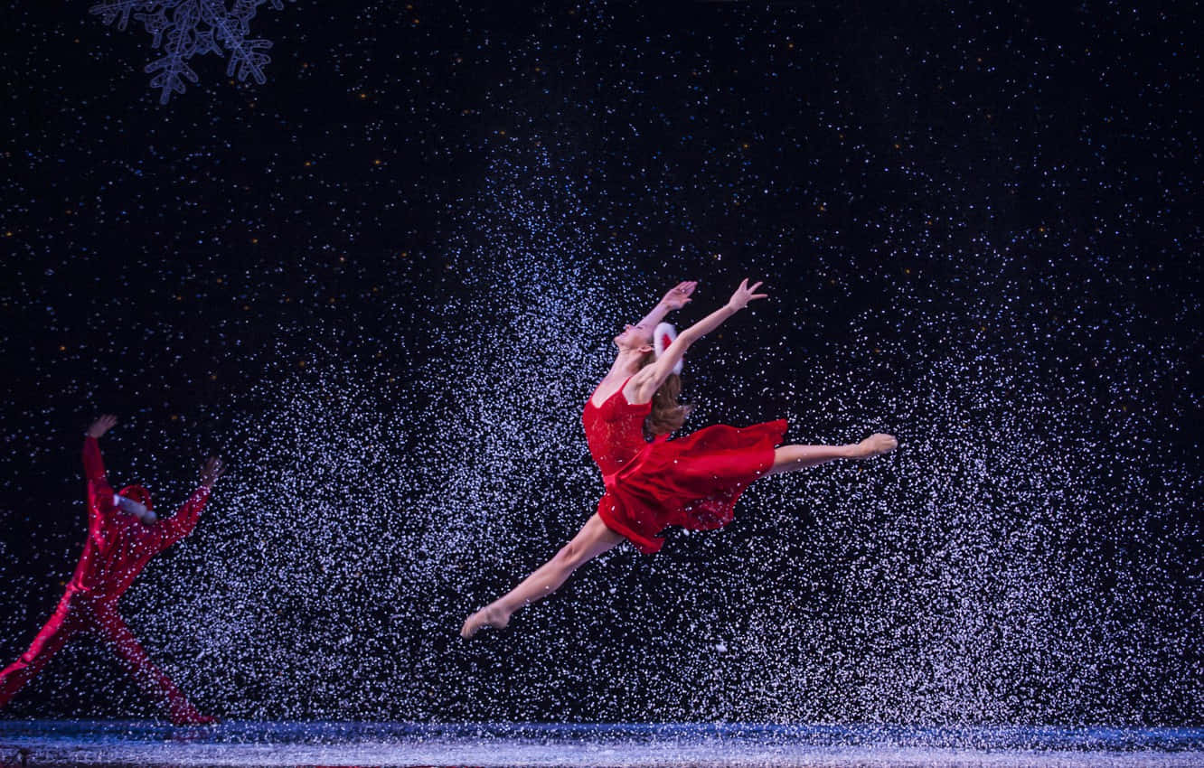 Bailarinadançarina Saltar Neve Fotografia. Papel de Parede