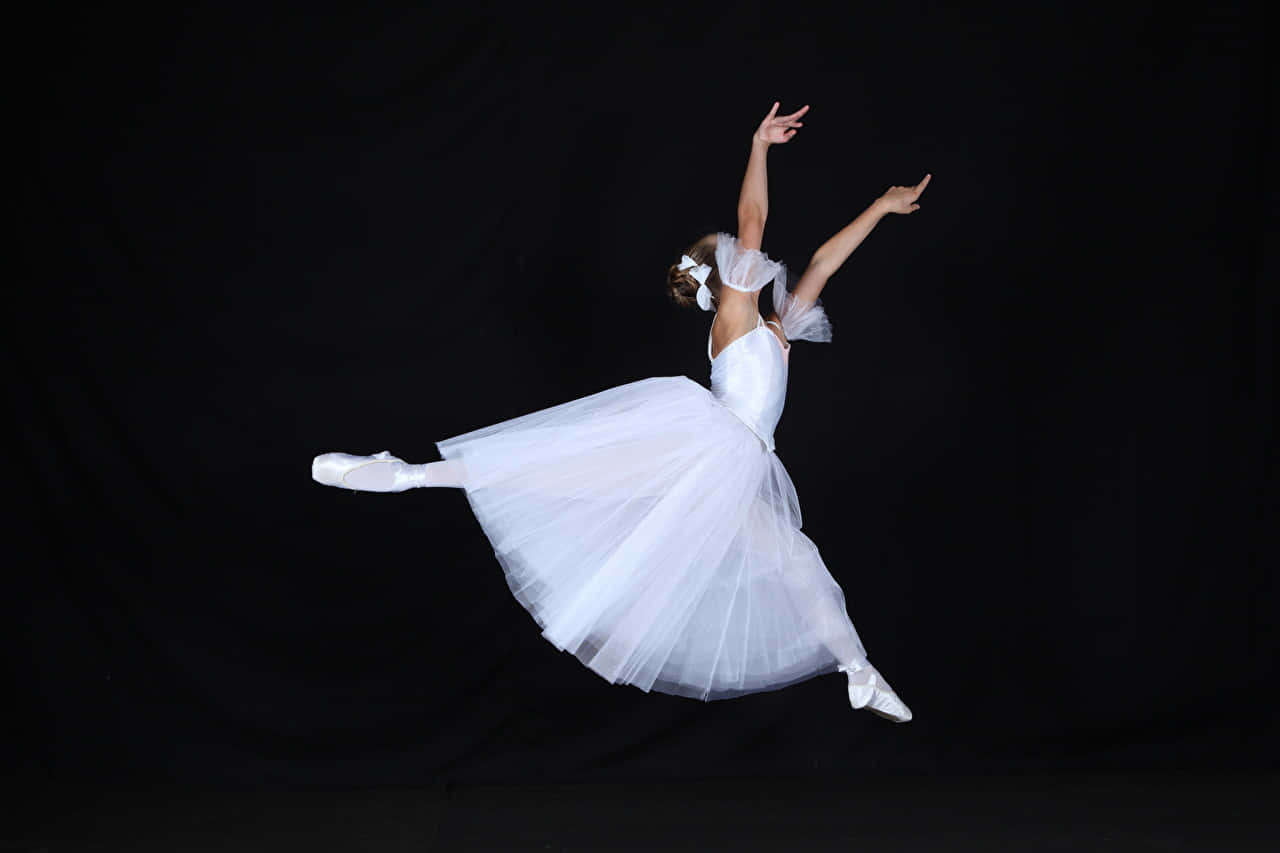 Fotografiadella Ballerina In Posizione Di Salto. Sfondo