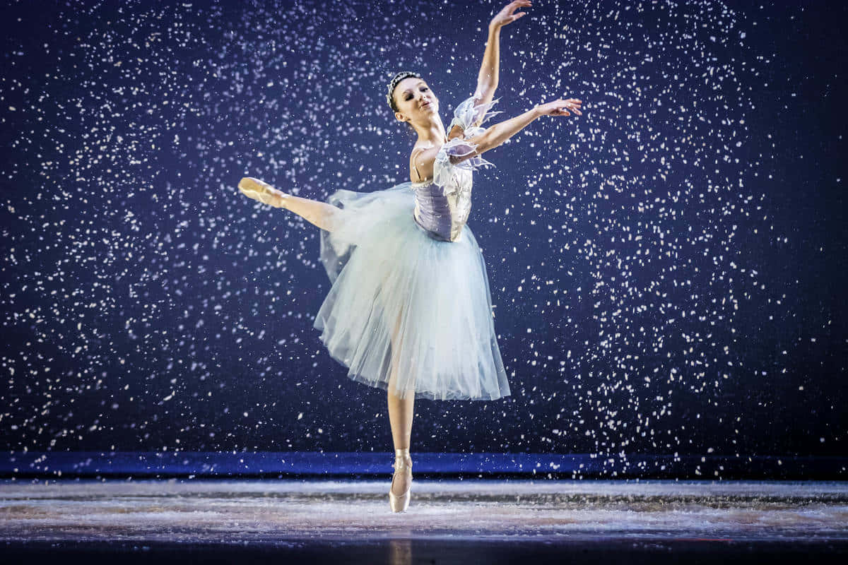 Fotografíade Una Bailarina De Ballet Bajo La Lluvia. Fondo de pantalla