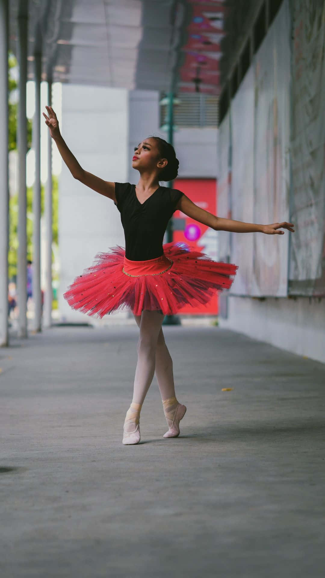 Fotografiadi Una Ballerina Danzatrice Con Un Tutù Rosso. Sfondo