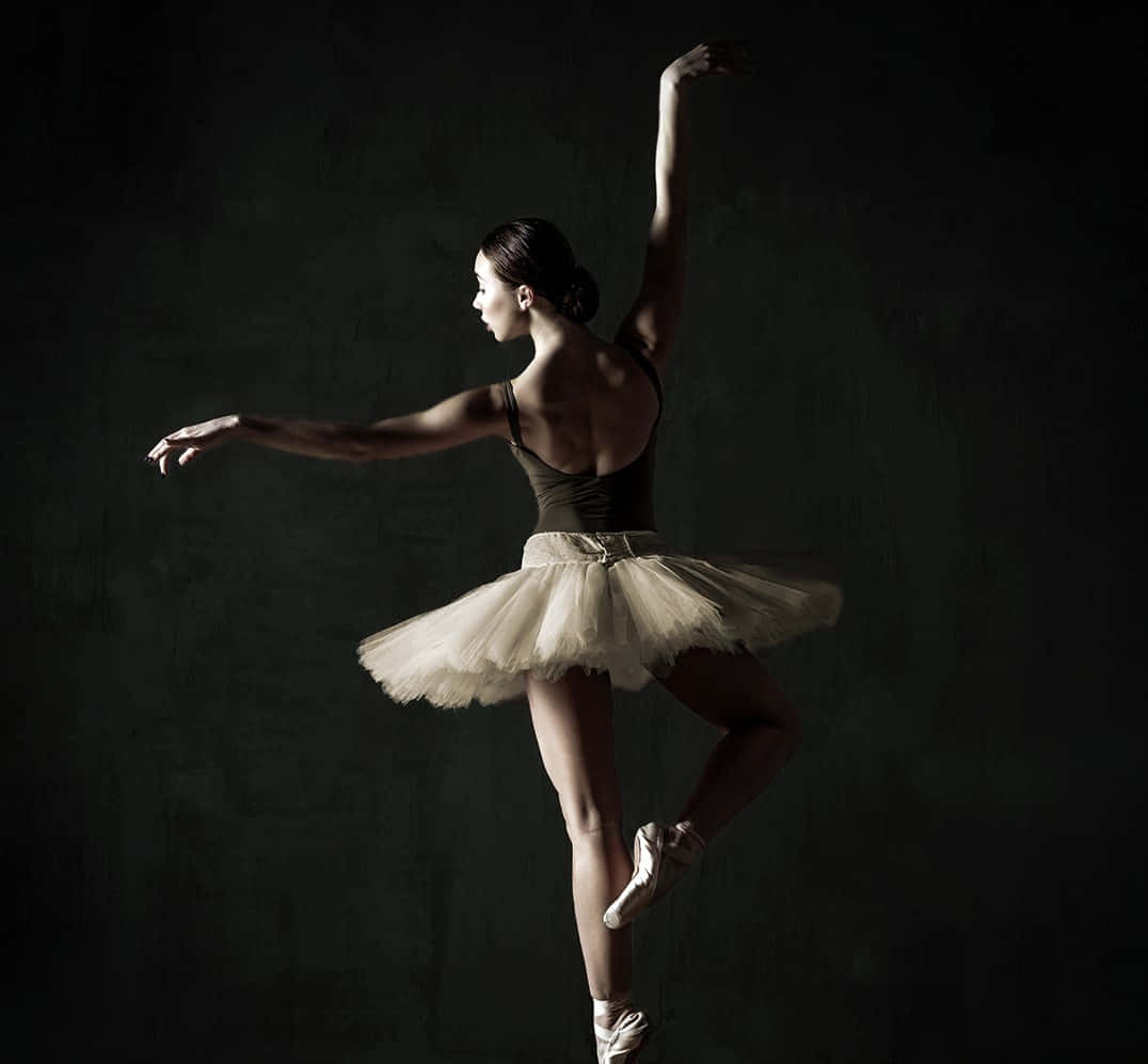 Fotografiadi Ballerina Su Sfondo Scuro Sfondo