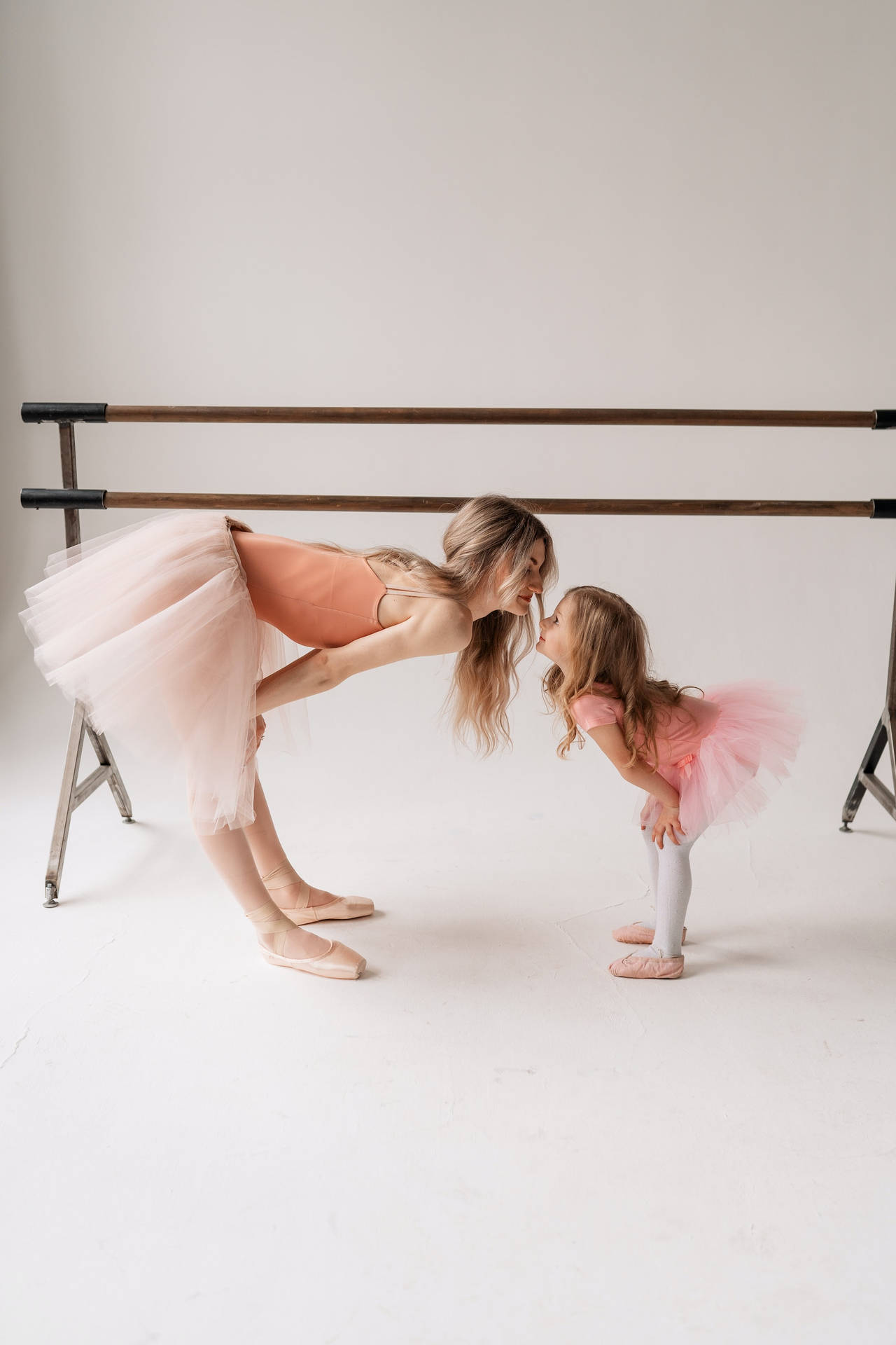 Ballerina mor og datter danser på scenen Wallpaper