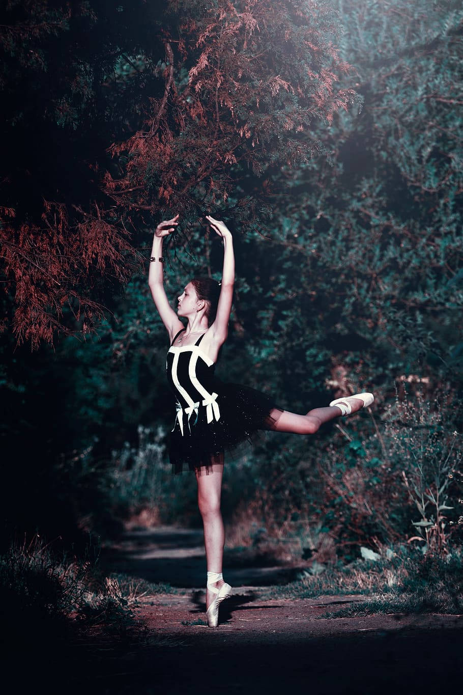 Ballerina optræder Pirouette Dans Pose på en lav Farve Baggrund Wallpaper