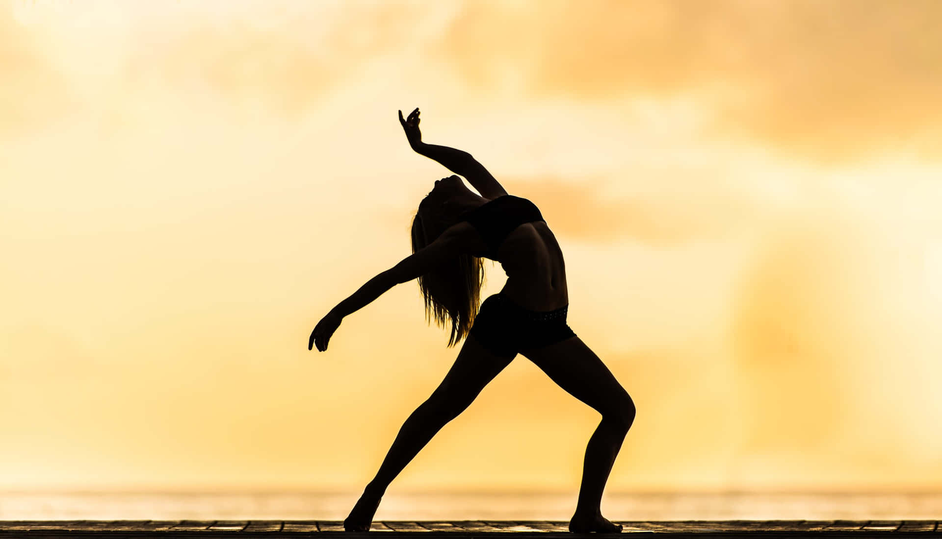 Silhuettav En Kvinna Som Yogar Vid Solnedgången