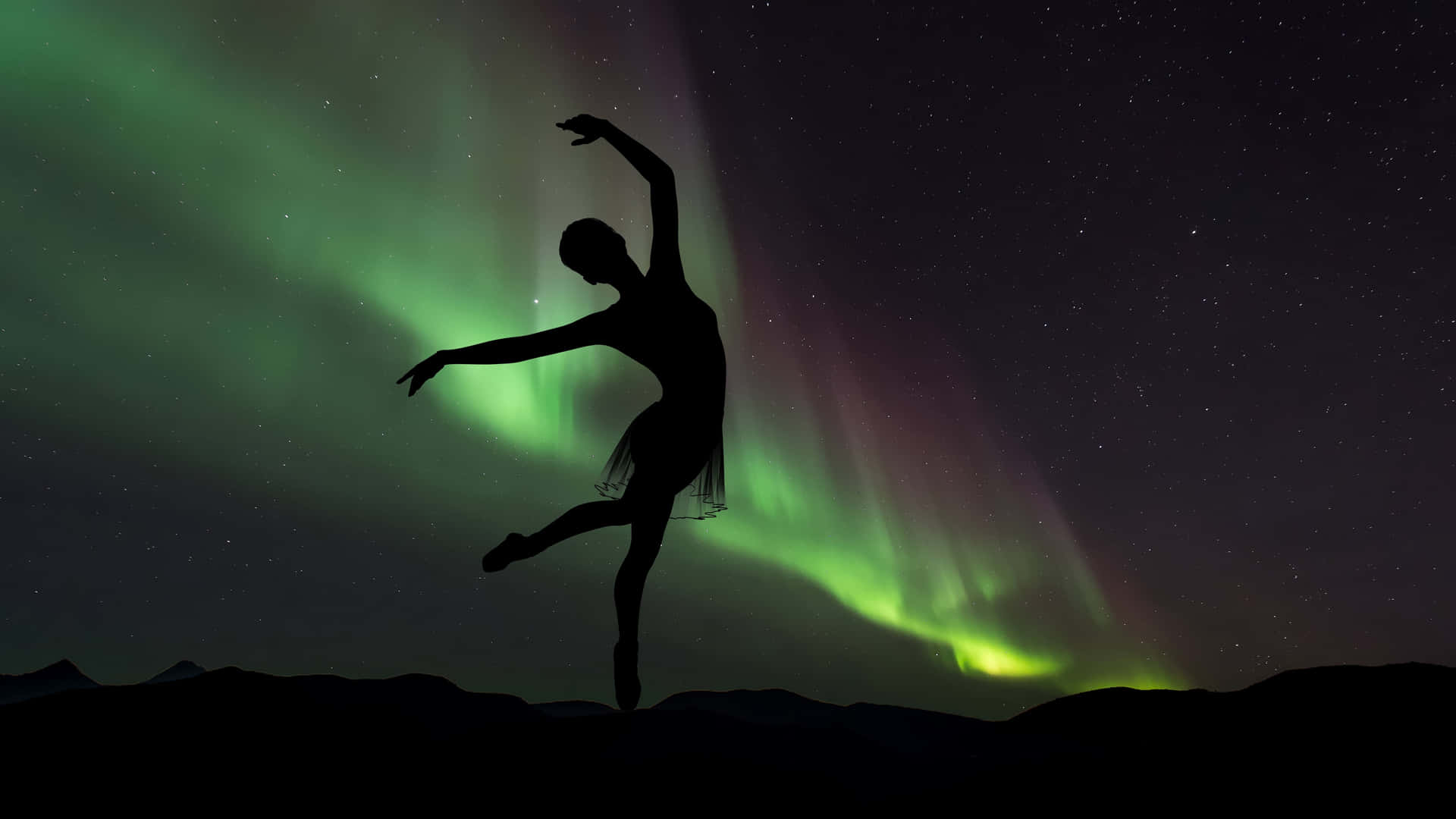 Umasilhueta De Uma Dançarina No Céu Com A Aurora Boreal.