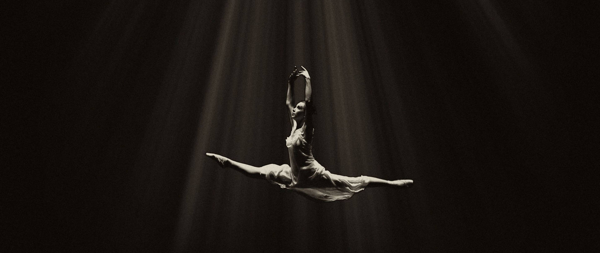 Bailarinade Ballet Con Estética En Negro Fondo de pantalla