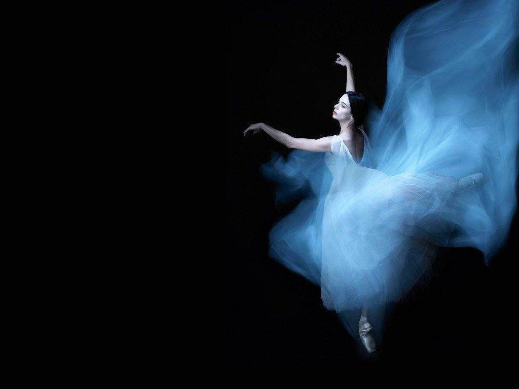 Balletttänzerinschwebend Im Blauen Kleid Wallpaper