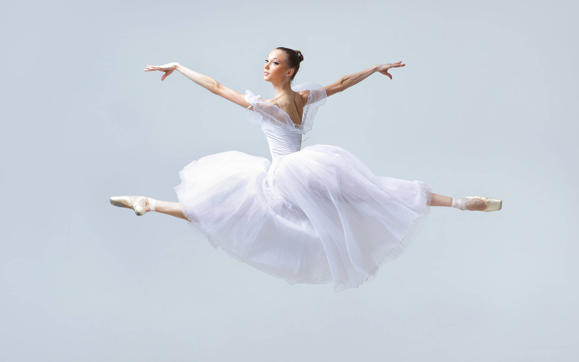 Bailarinade Ballet Dando Un Elegante Salto. Fondo de pantalla
