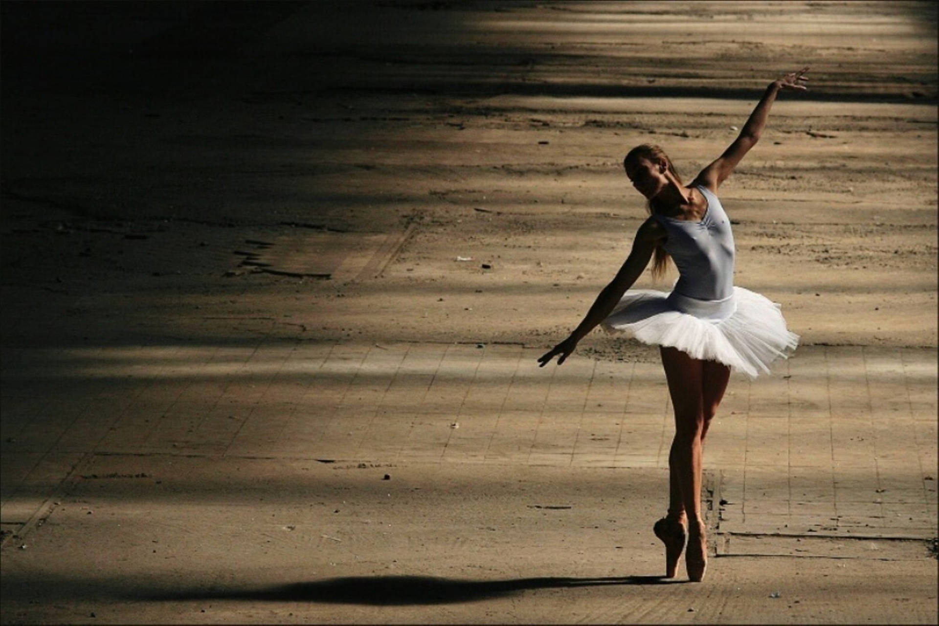 Bailarinade Ballet En Un Espacio Abierto. Fondo de pantalla