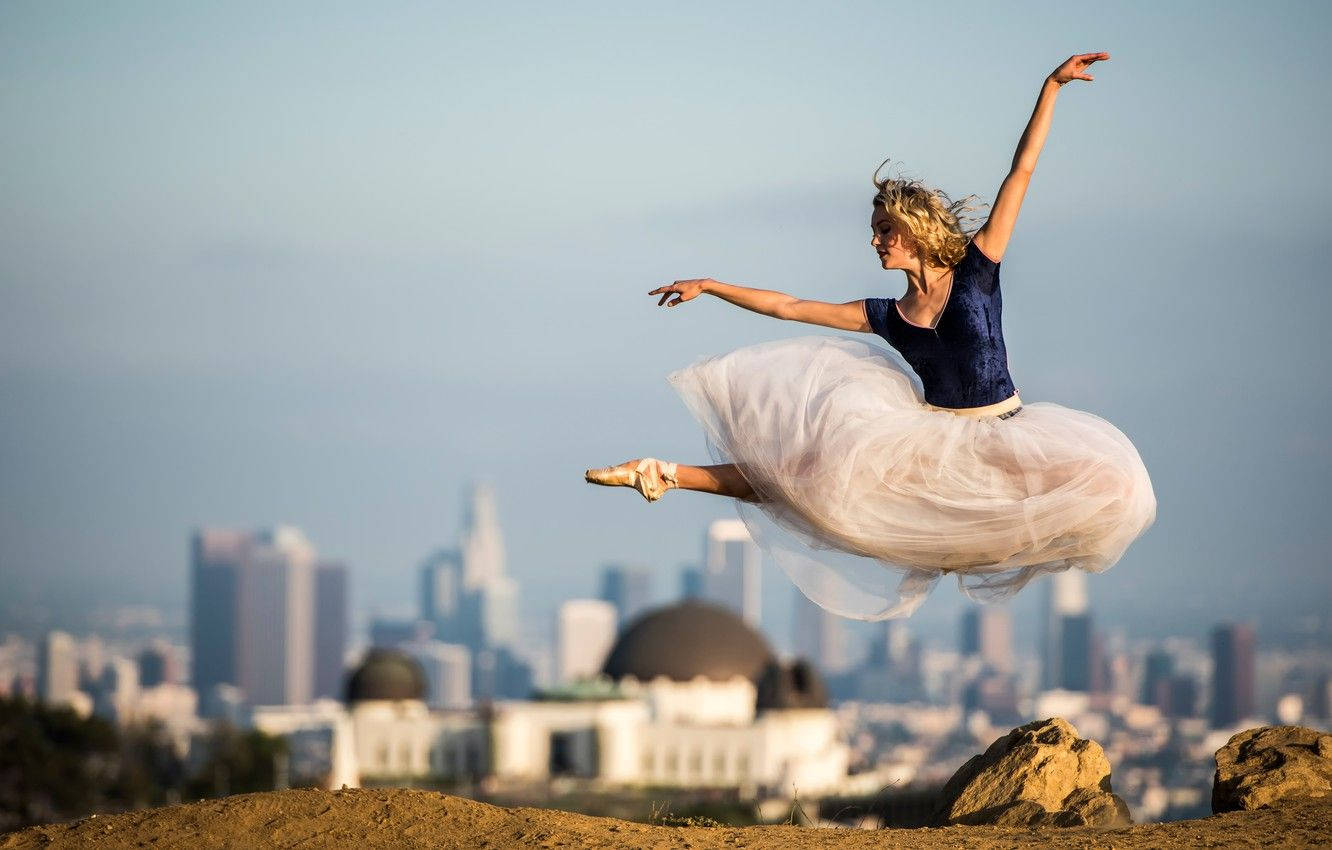 Balletdanser Jump Pose Wallpaper