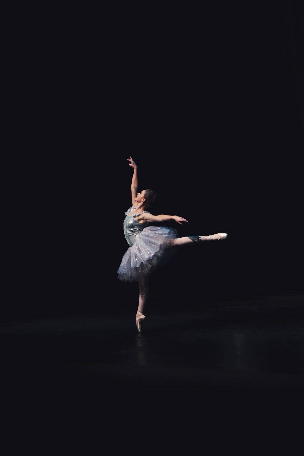 Bailarinade Ballet En Postura De Puntas Individual. Fondo de pantalla