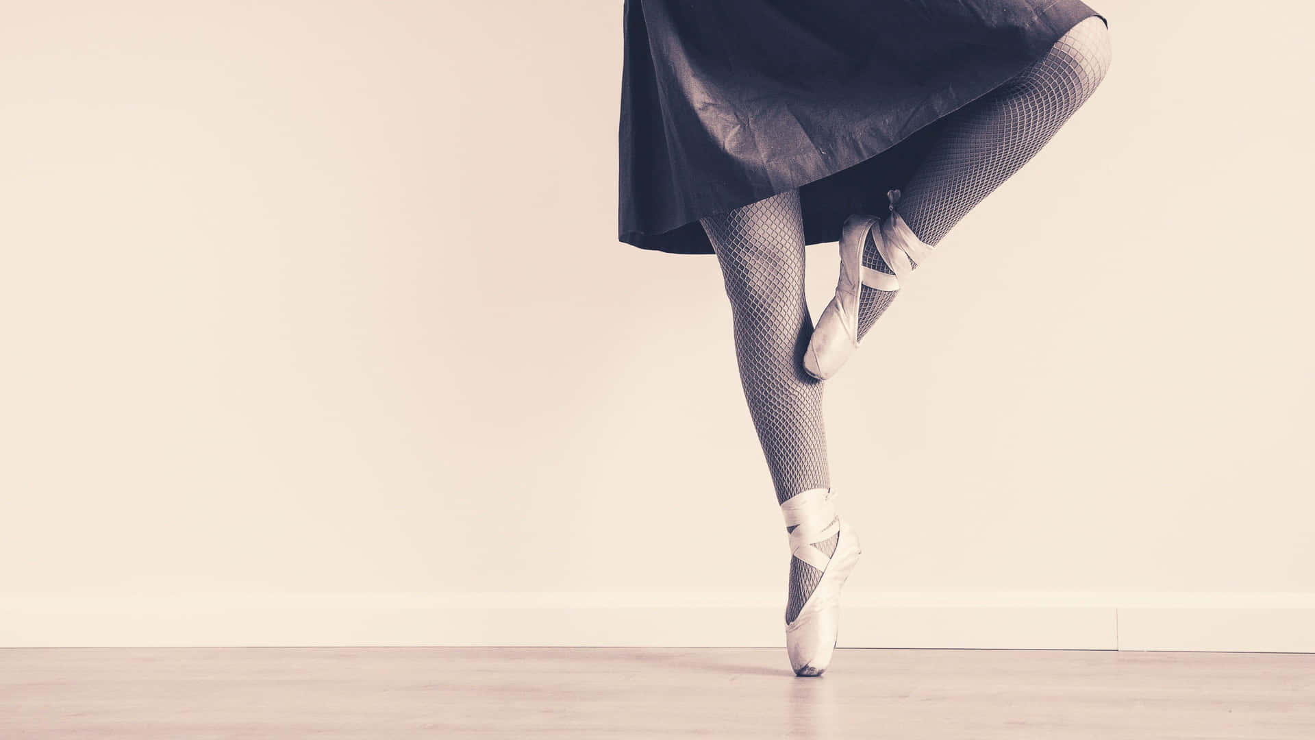 Equilibrandola Alegría Y La Disciplina, Una Joven Bailarina Entrena Su Arte.