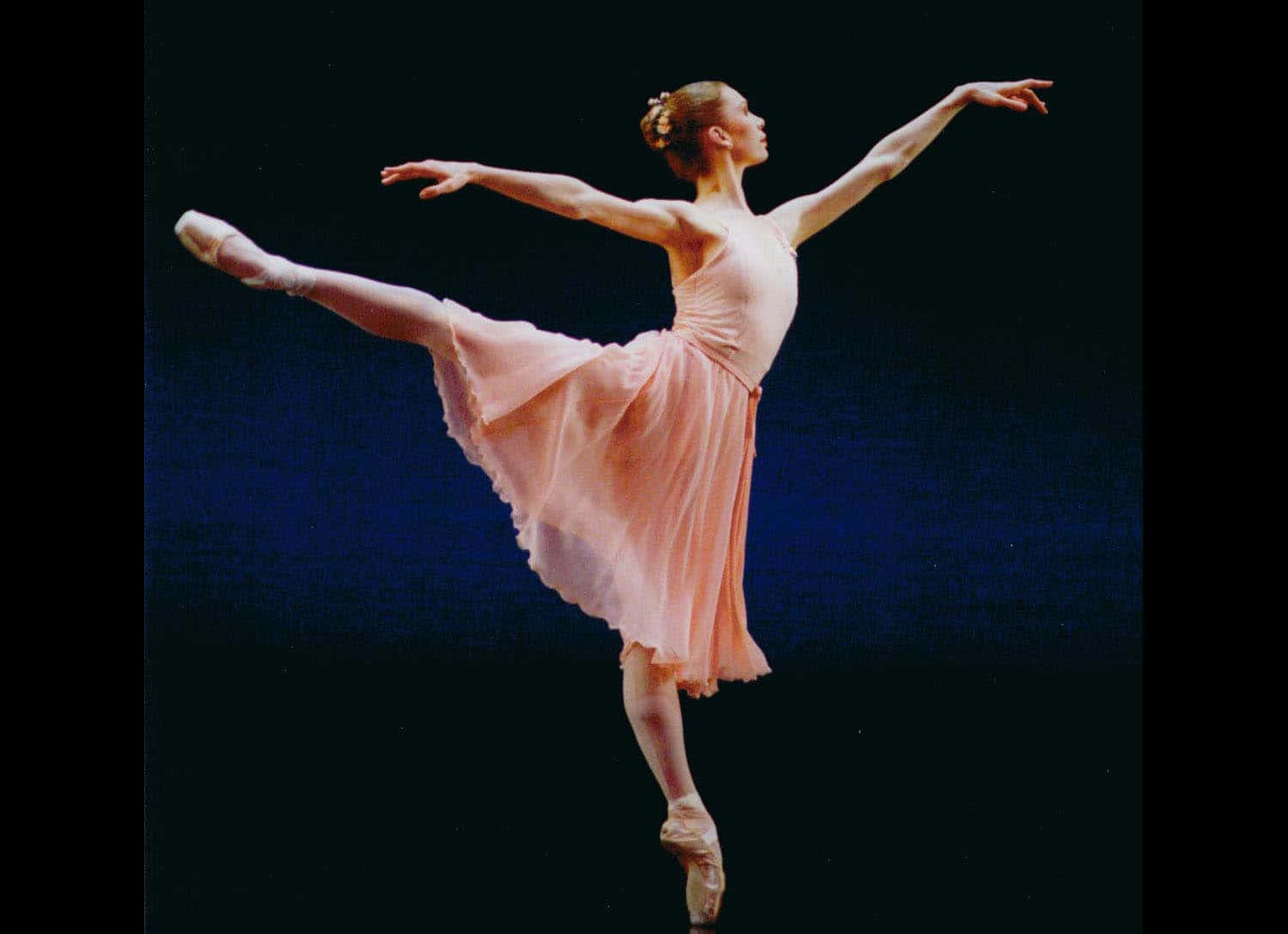 Unajoven Mujer En Un Vestido De Ballet Rosado Está Realizando Una Actuación