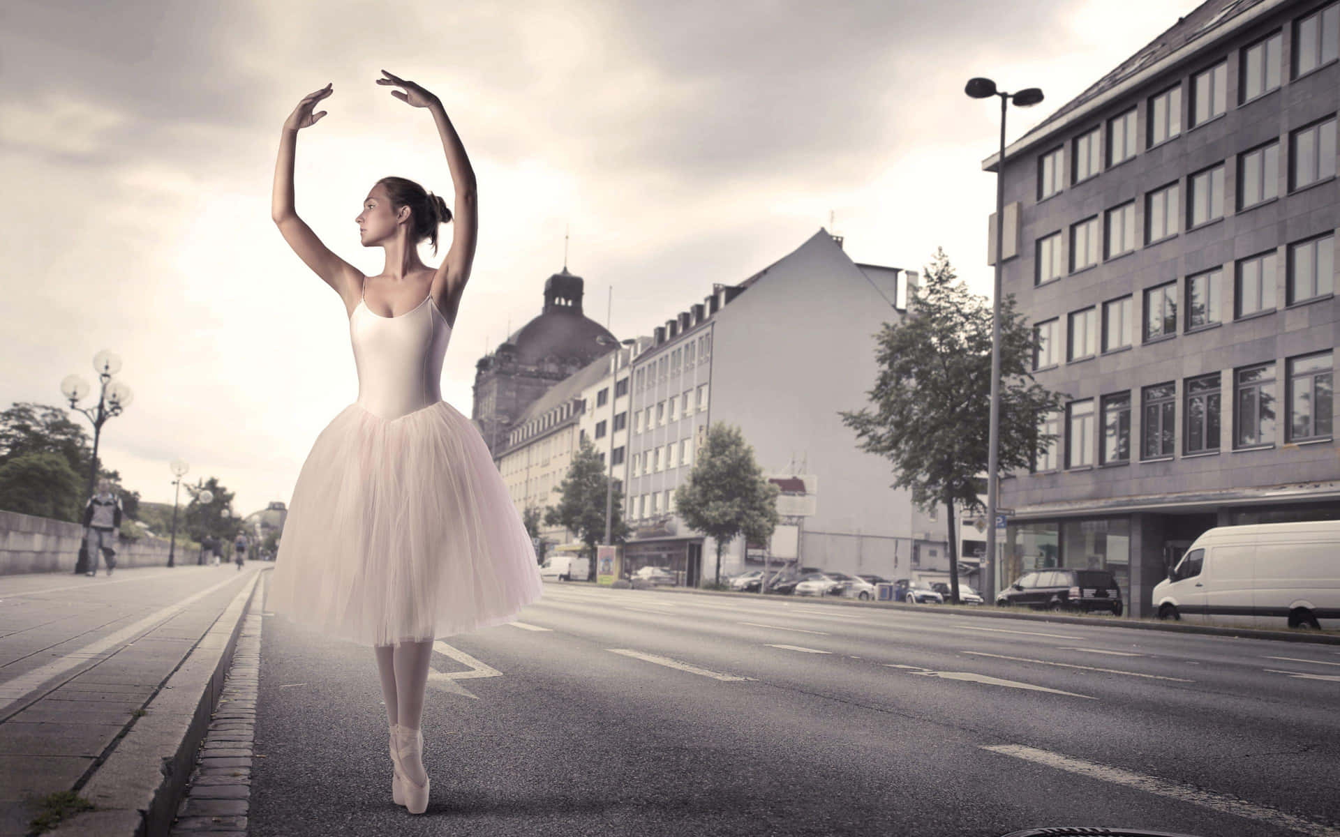 Einejunge Ballerina Vollendet Anmutig Ihre Pirouette.