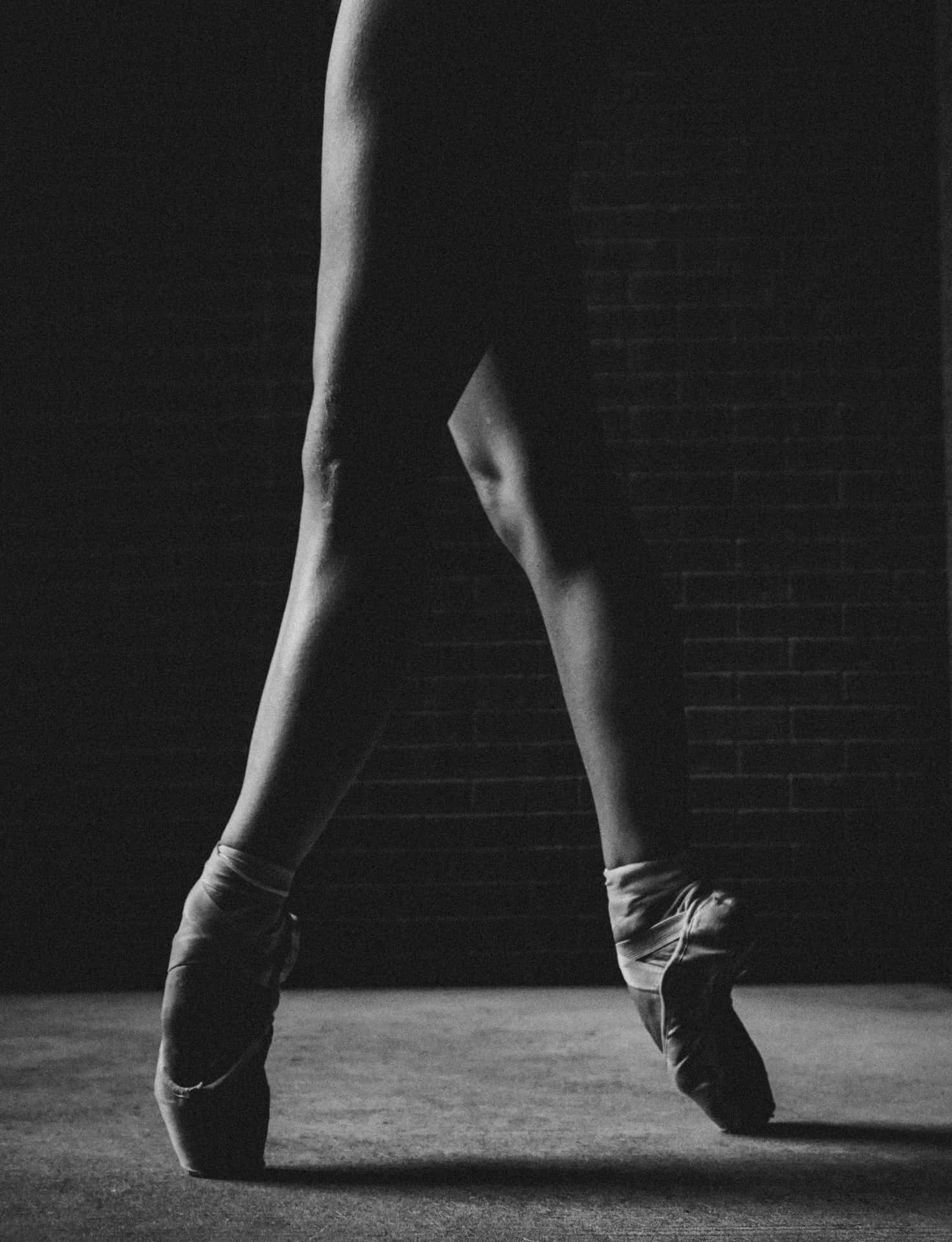 Unafoto En Blanco Y Negro De Una Bailarina De Ballet. Fondo de pantalla
